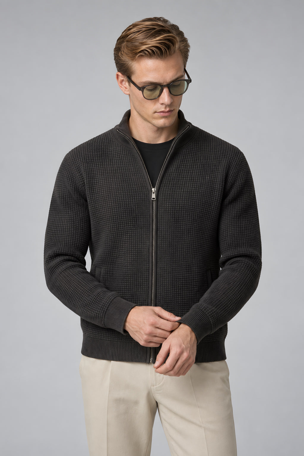 Cardigan zippé Seuil gris foncé, porté cadré à la taille — visuel généré par IA