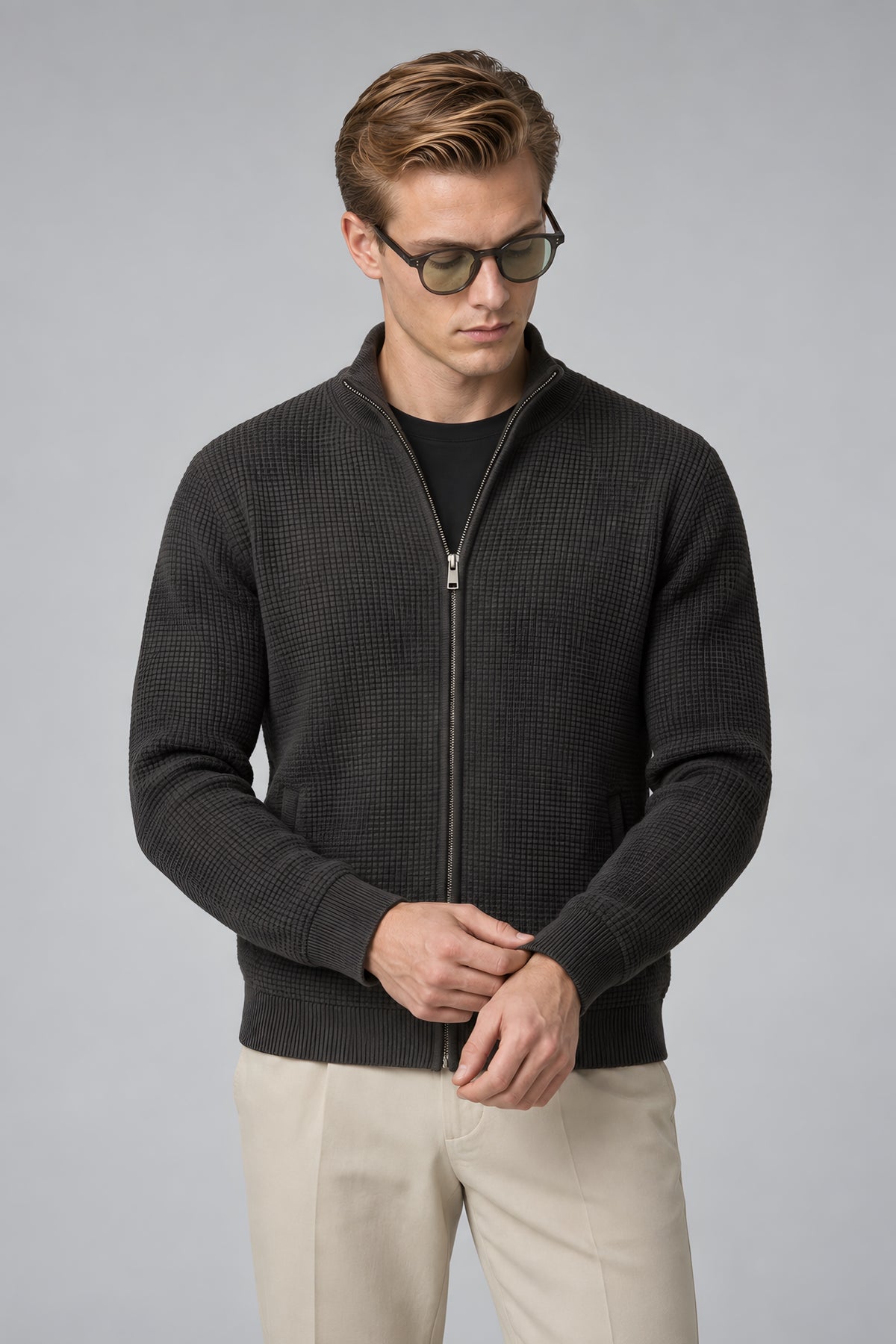 Cardigan zippé Seuil gris foncé, porté cadré à la taille — visuel généré par IA