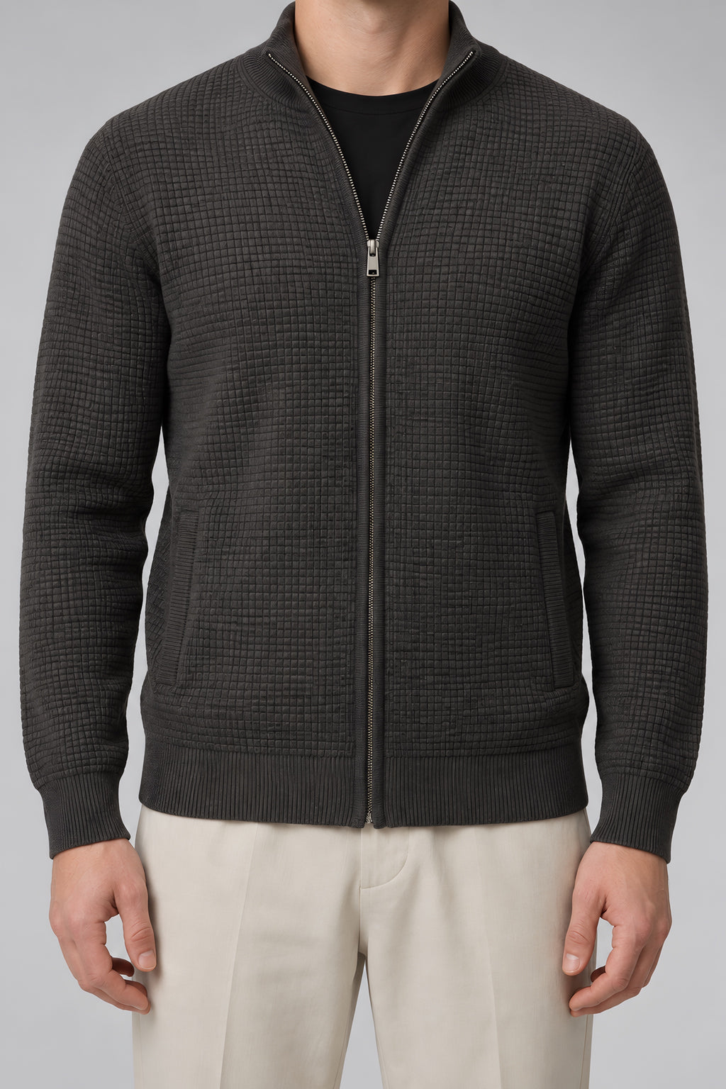 Cardigan zippé Seuil gris foncé, détail de construction — visuel généré par IA