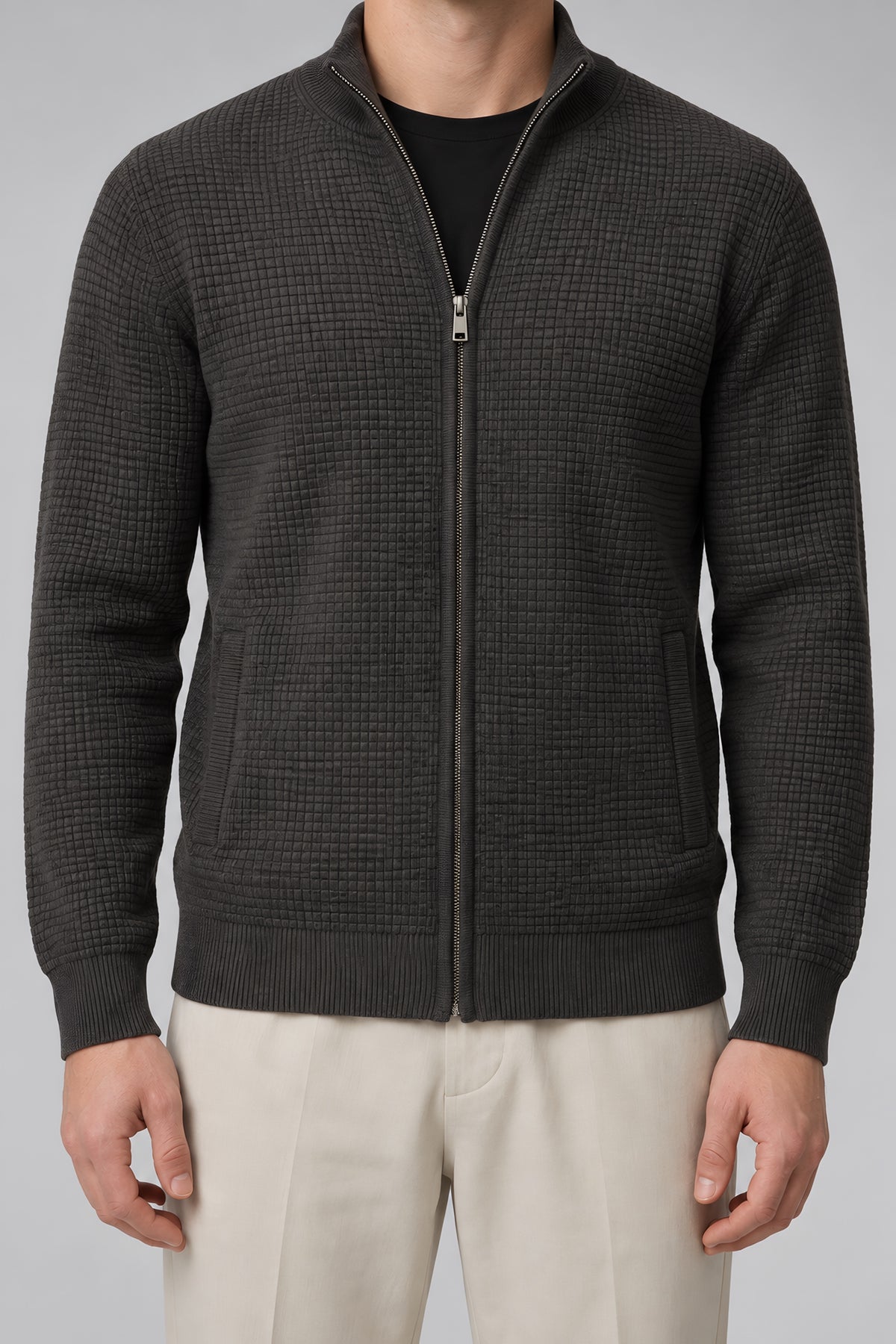 Cardigan zippé Seuil gris foncé, détail de construction — visuel généré par IA