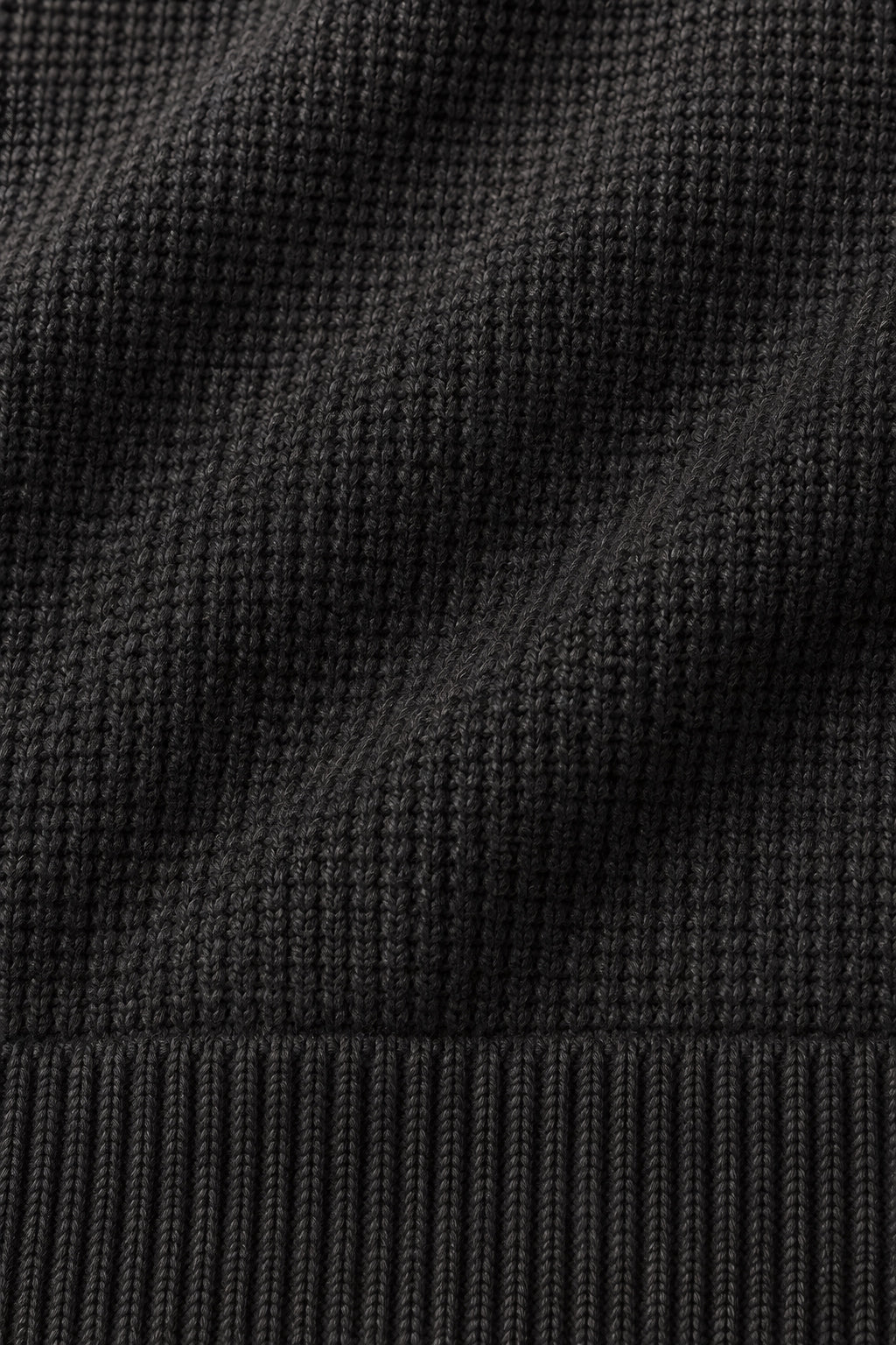 Cardigan zippé Seuil gris foncé, macro de la matière — visuel généré par IA