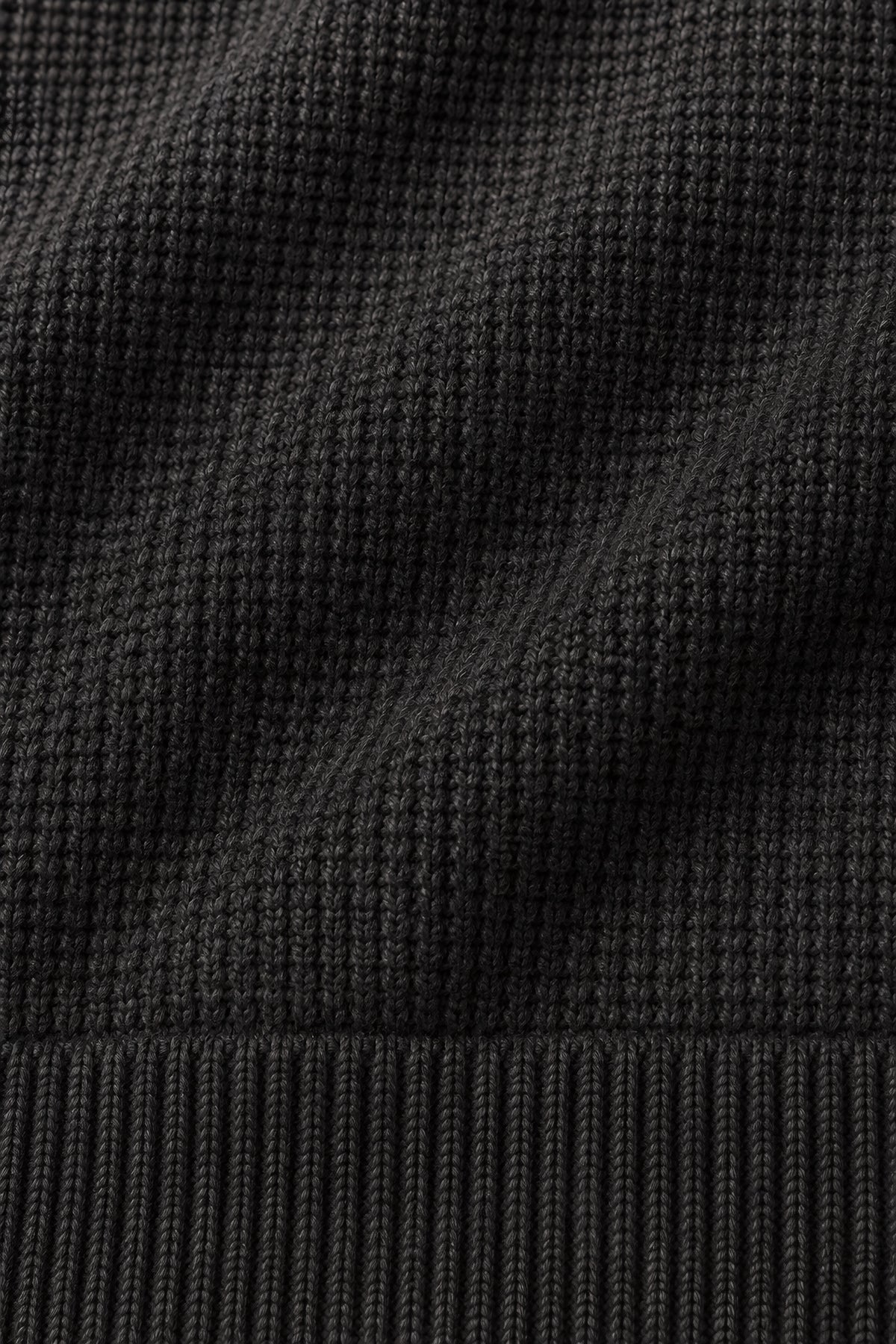 Cardigan zippé Seuil gris foncé, macro de la matière — visuel généré par IA
