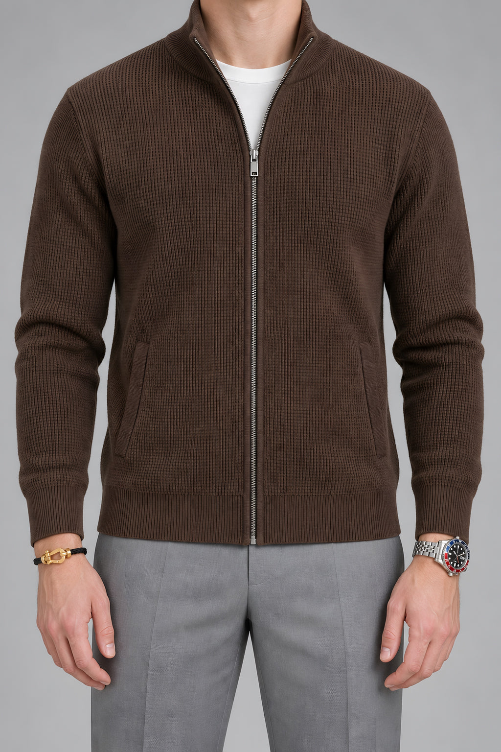 Cardigan zippé Seuil marron, détail de construction — visuel généré par IA