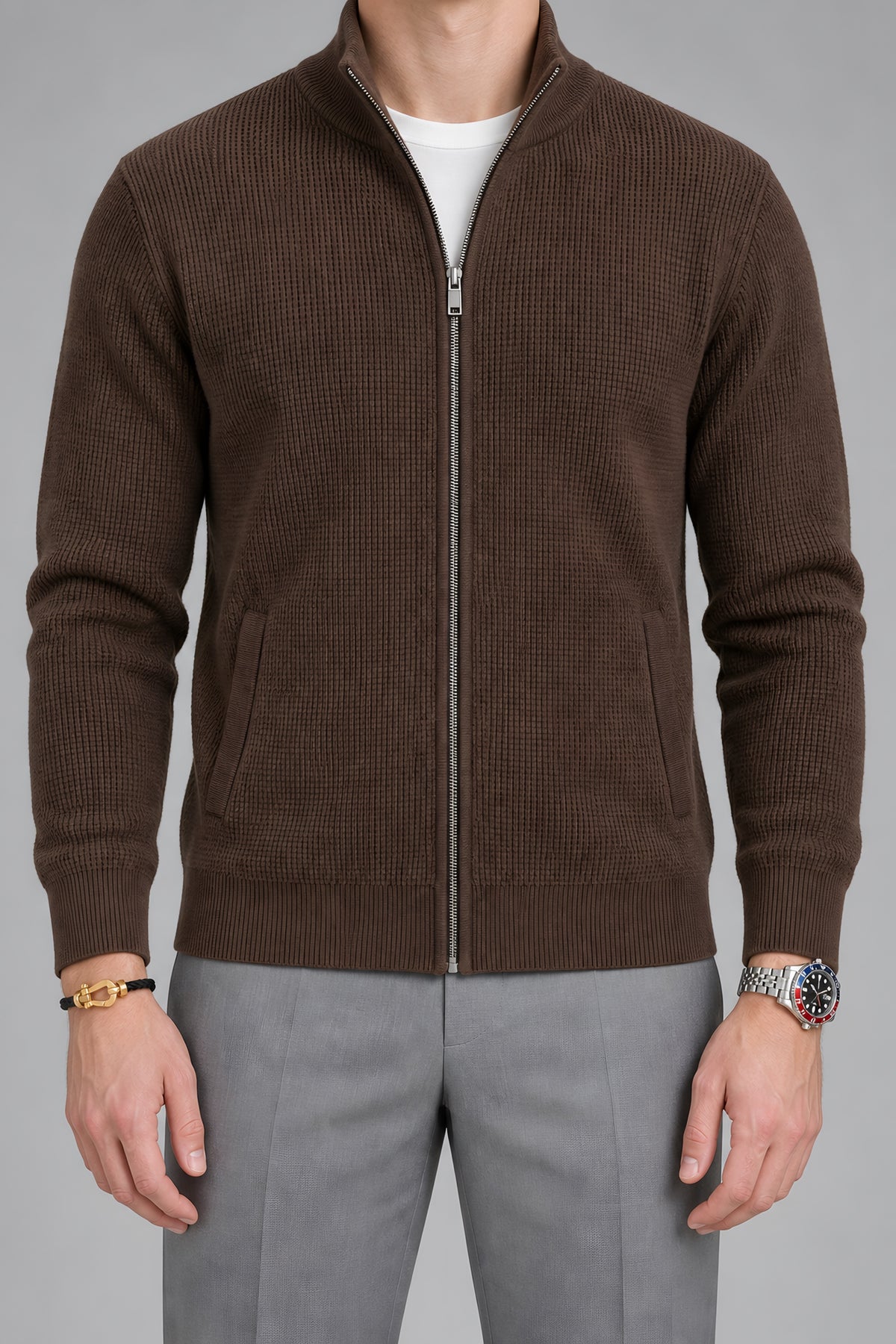 Cardigan zippé Seuil marron, détail de construction — visuel généré par IA