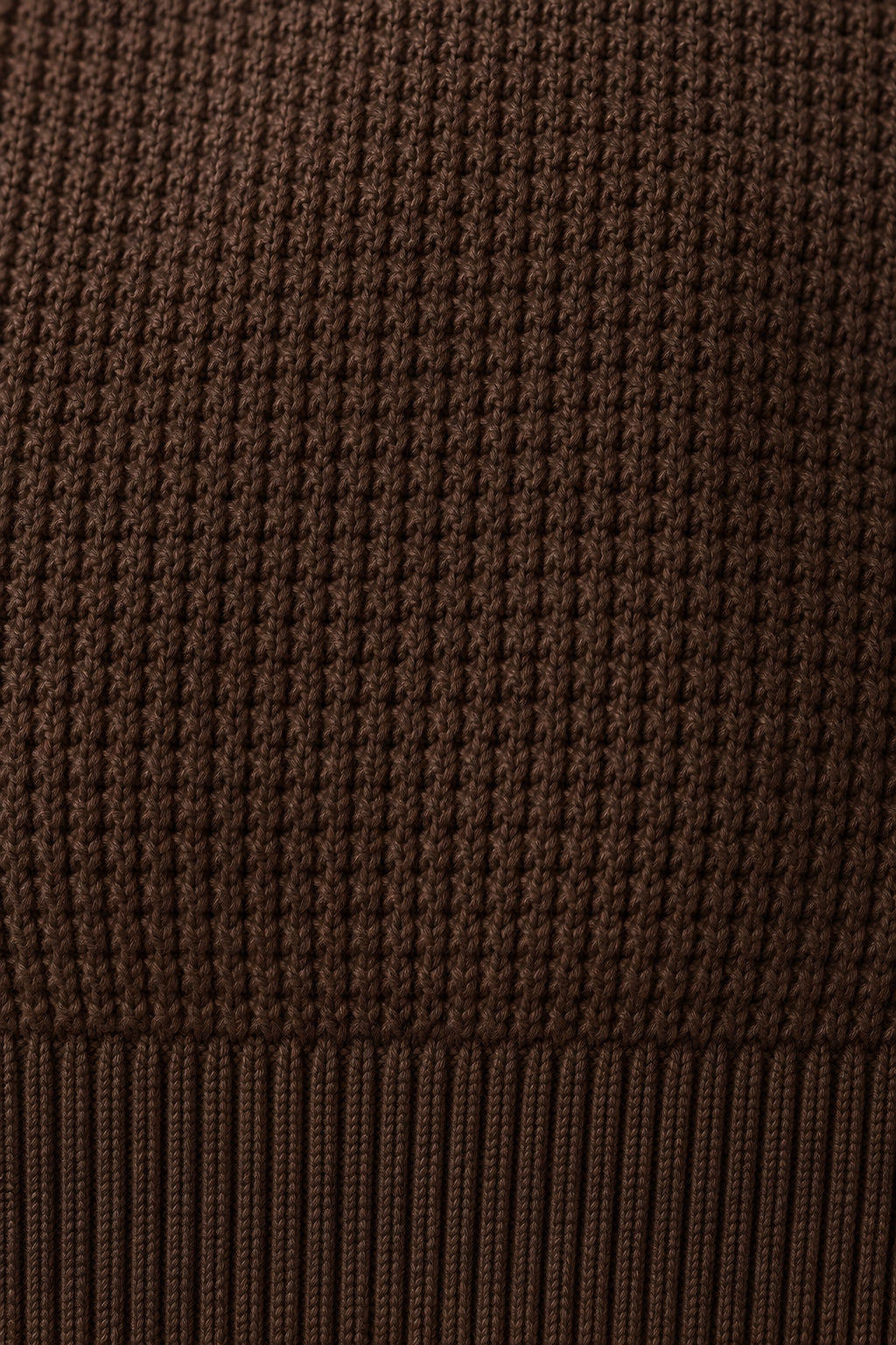 Cardigan zippé Seuil marron, macro de la matière — visuel généré par IA
