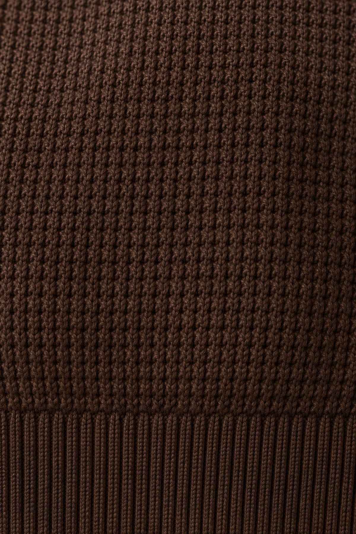 Cardigan zippé Seuil marron, macro de la matière — visuel généré par IA