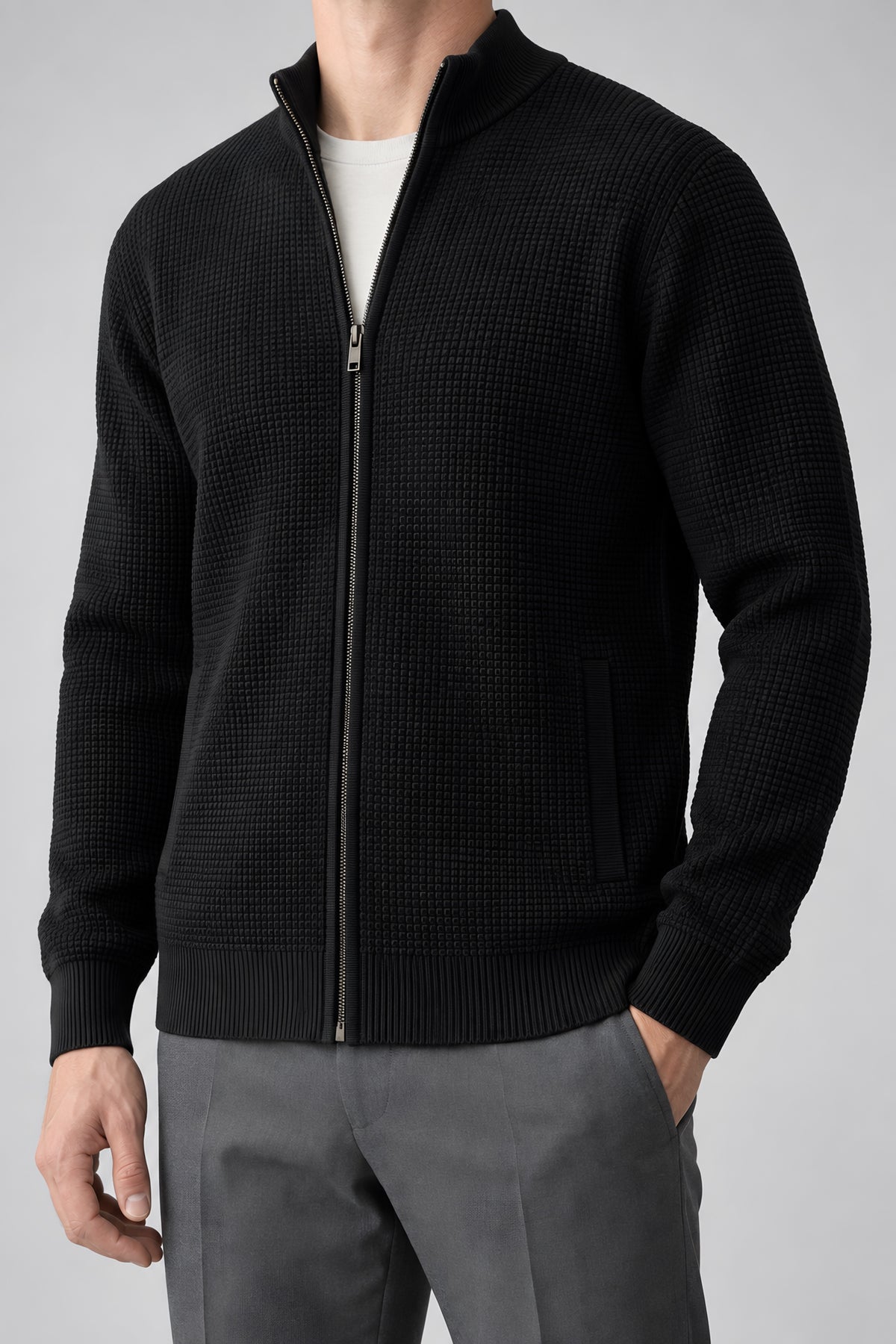 Cardigan zippé Seuil noir, détail de construction — visuel généré par IA