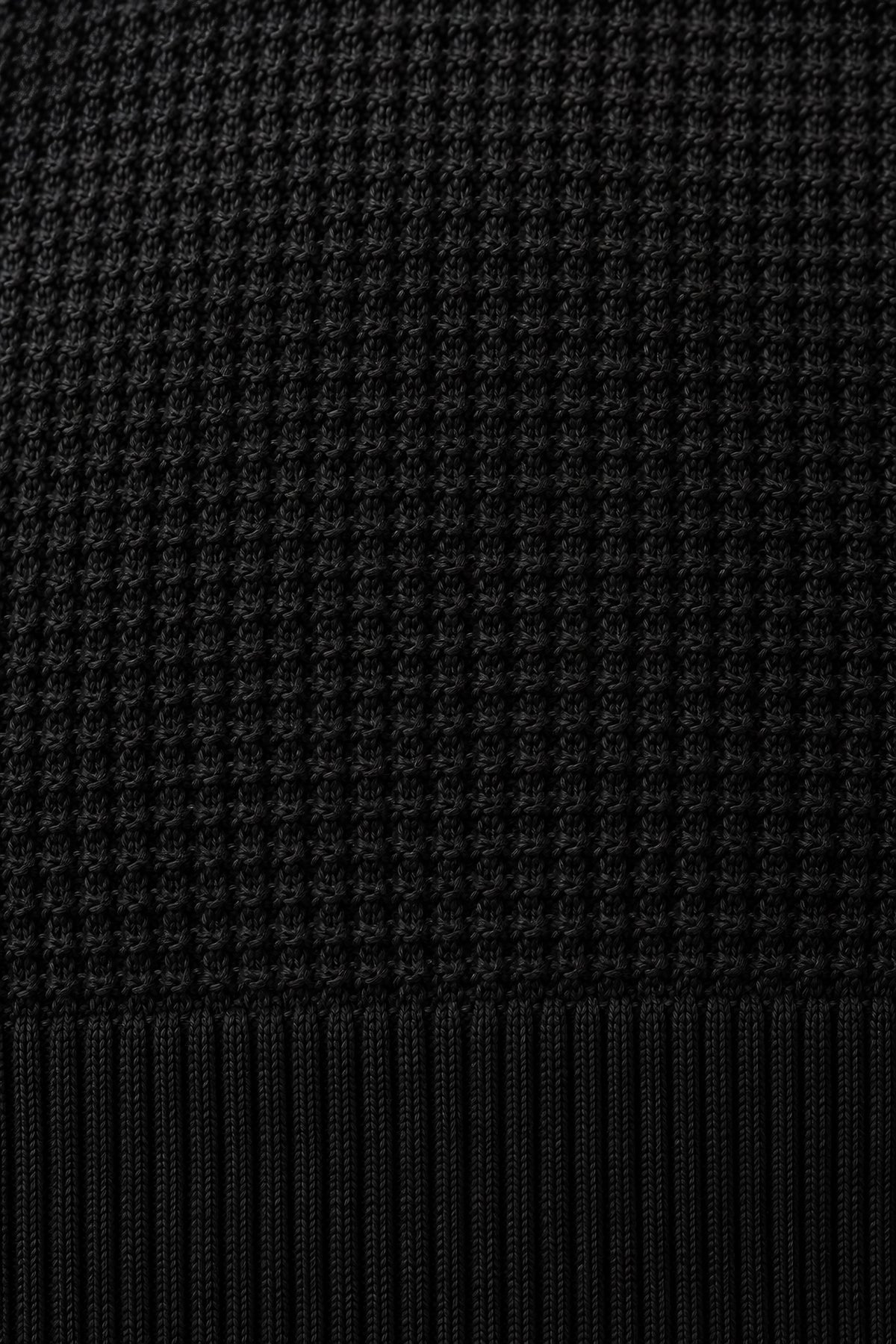 Cardigan zippé Seuil noir, macro de la matière — visuel généré par IA