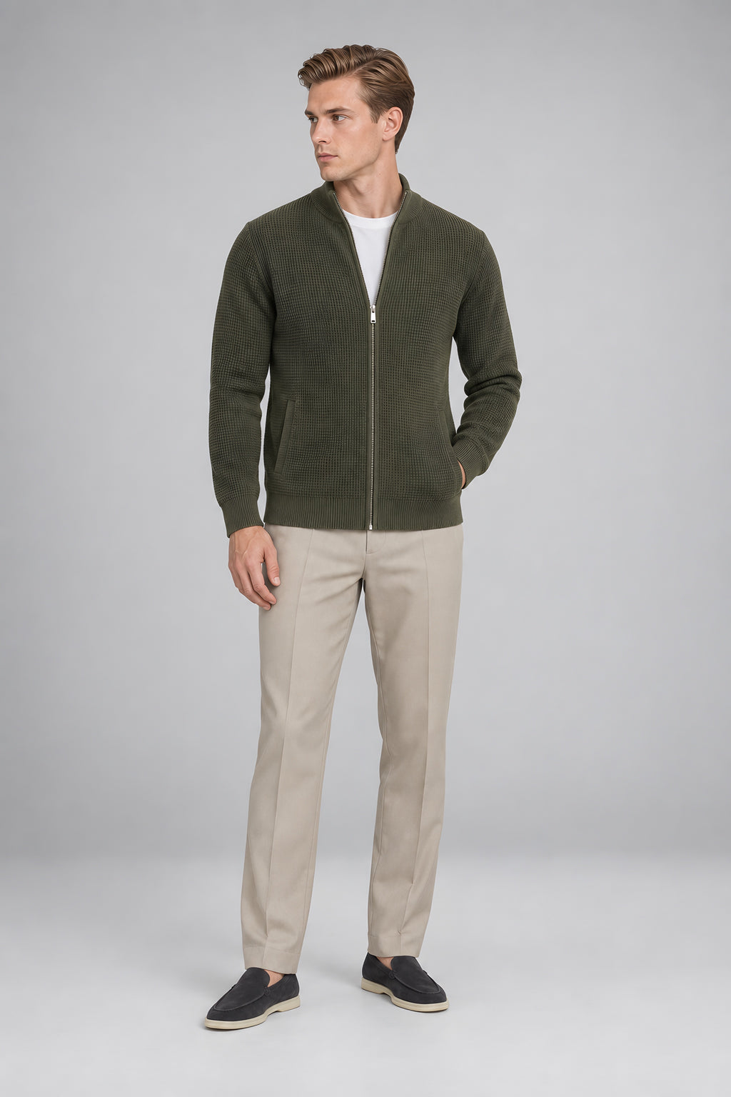 Cardigan zippé Seuil vert, porté en pied — visuel généré par IA