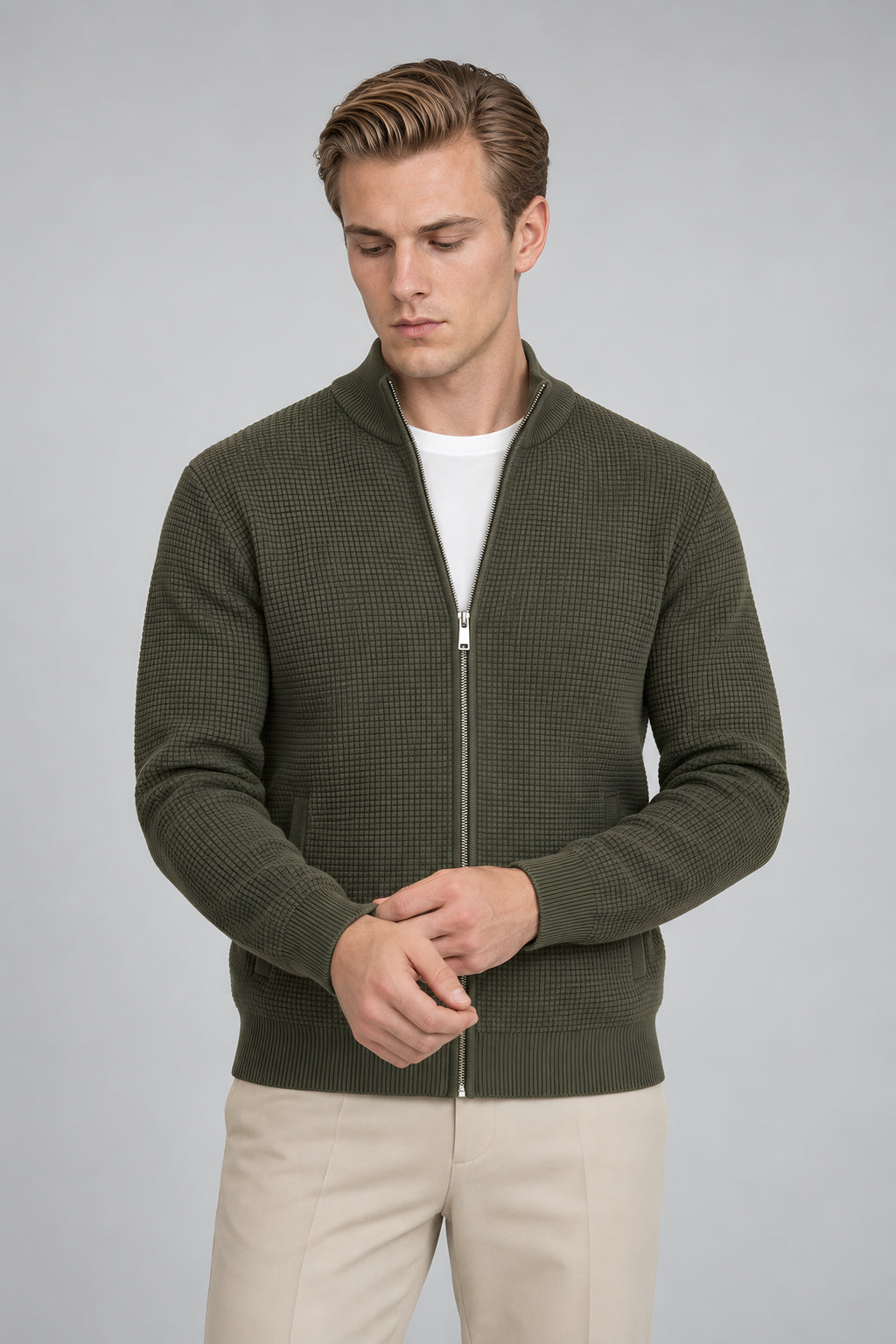 Cardigan zippé Seuil vert, porté cadré à la taille — visuel généré par IA