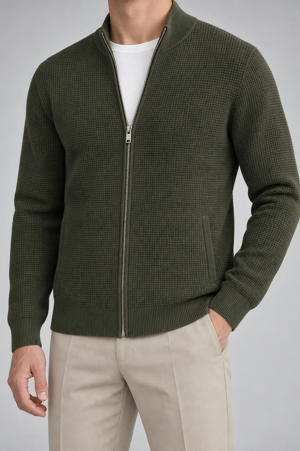 Cardigan zippé Seuil vert, détail de construction — visuel généré par IA