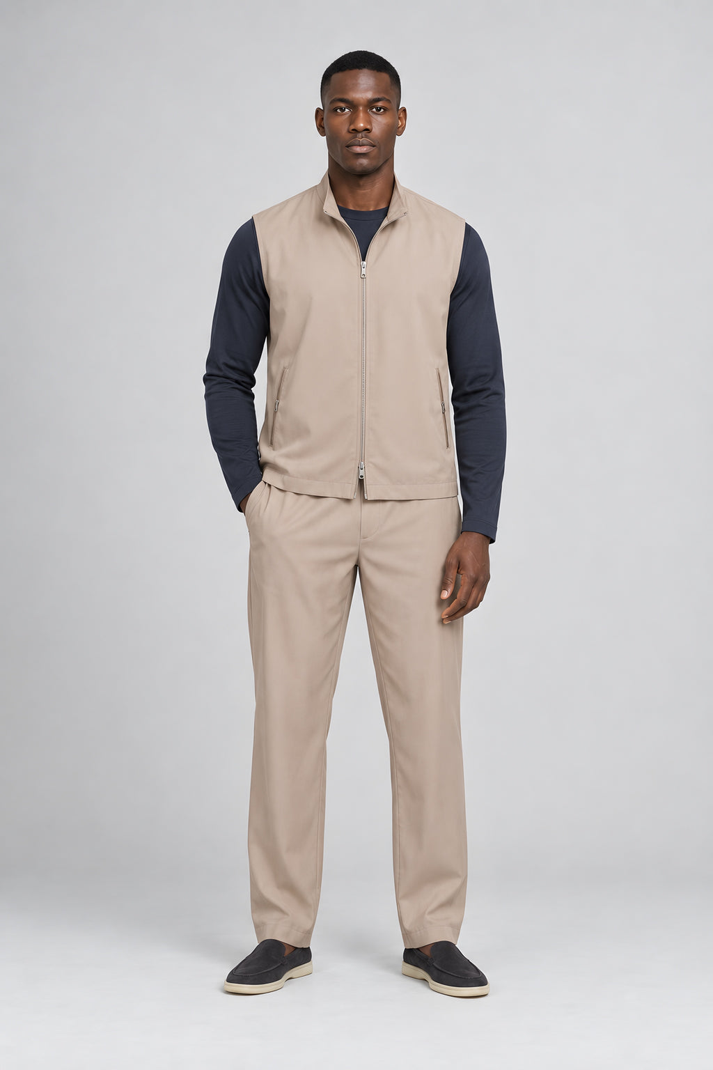 Ensemble gilet et pantalon Assise blé, porté en pied — visuel généré par IA