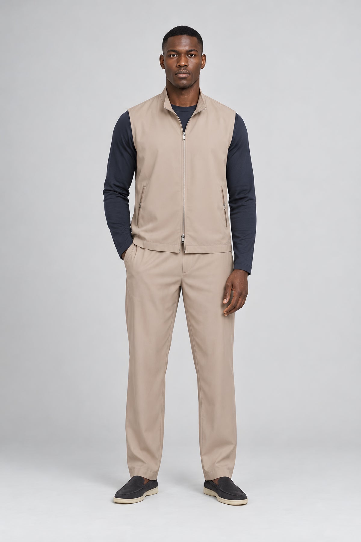 Ensemble gilet et pantalon Assise blé, porté en pied — visuel généré par IA