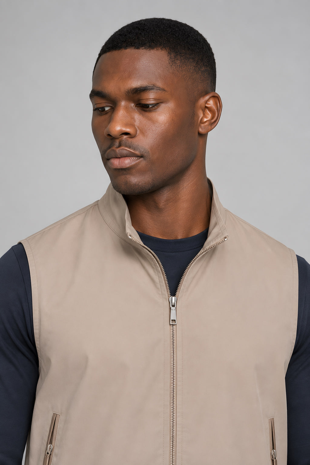Ensemble gilet et pantalon Assise blé, gros plan col et visage — visuel généré par IA
