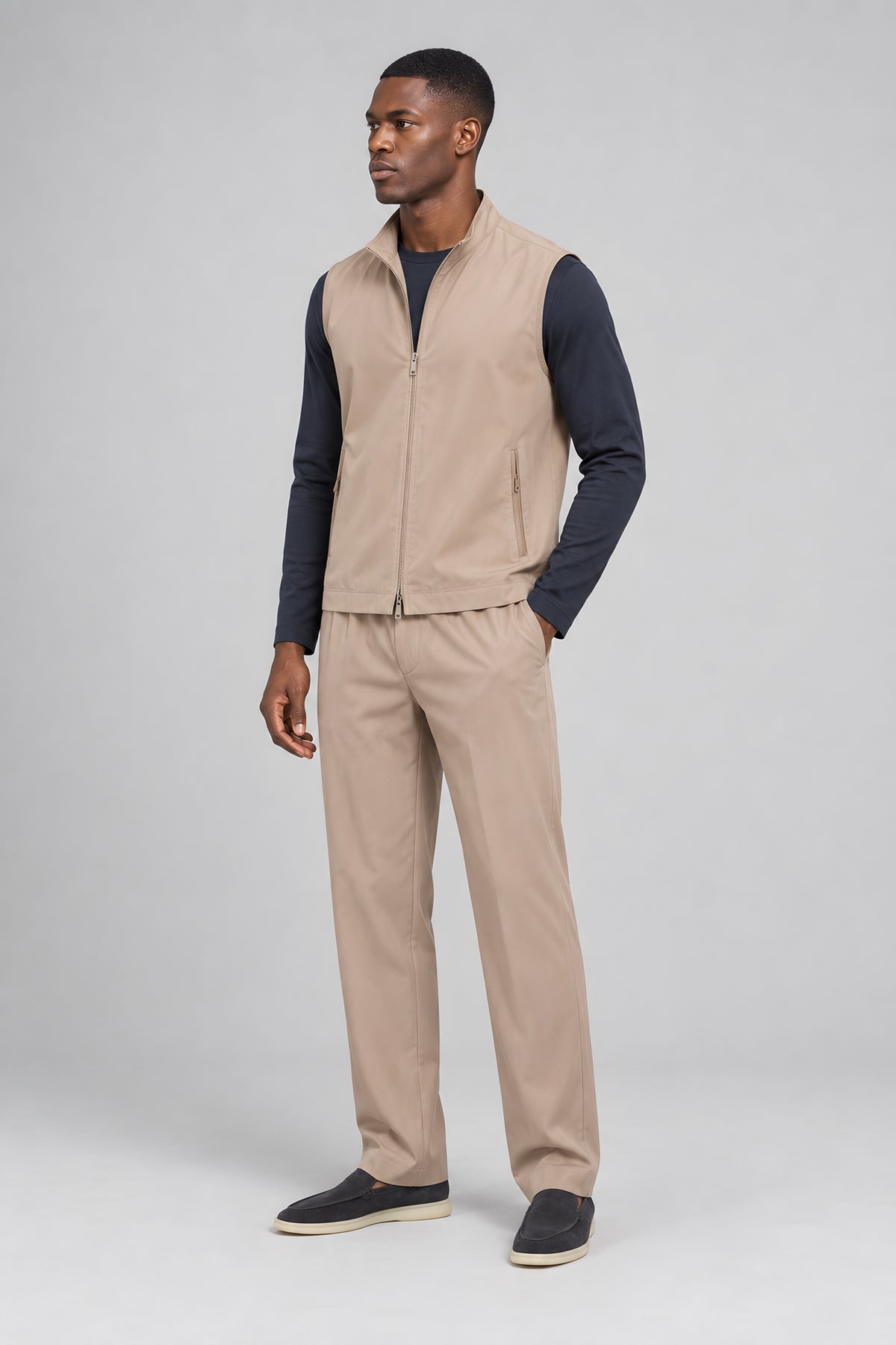 Ensemble gilet et pantalon Assise blé, porté en pied, de trois quarts — visuel généré par IA