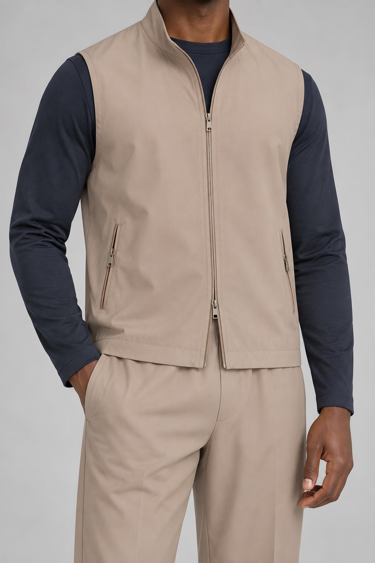 Ensemble gilet et pantalon Assise blé, détail de construction — visuel généré par IA