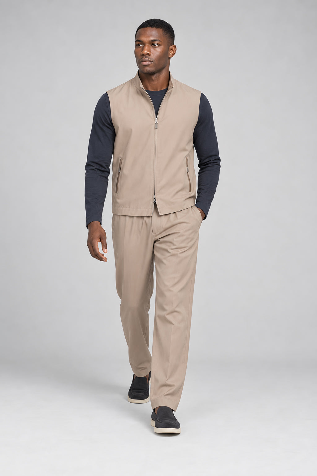 Ensemble gilet et pantalon Assise blé, porté en marche — visuel généré par IA