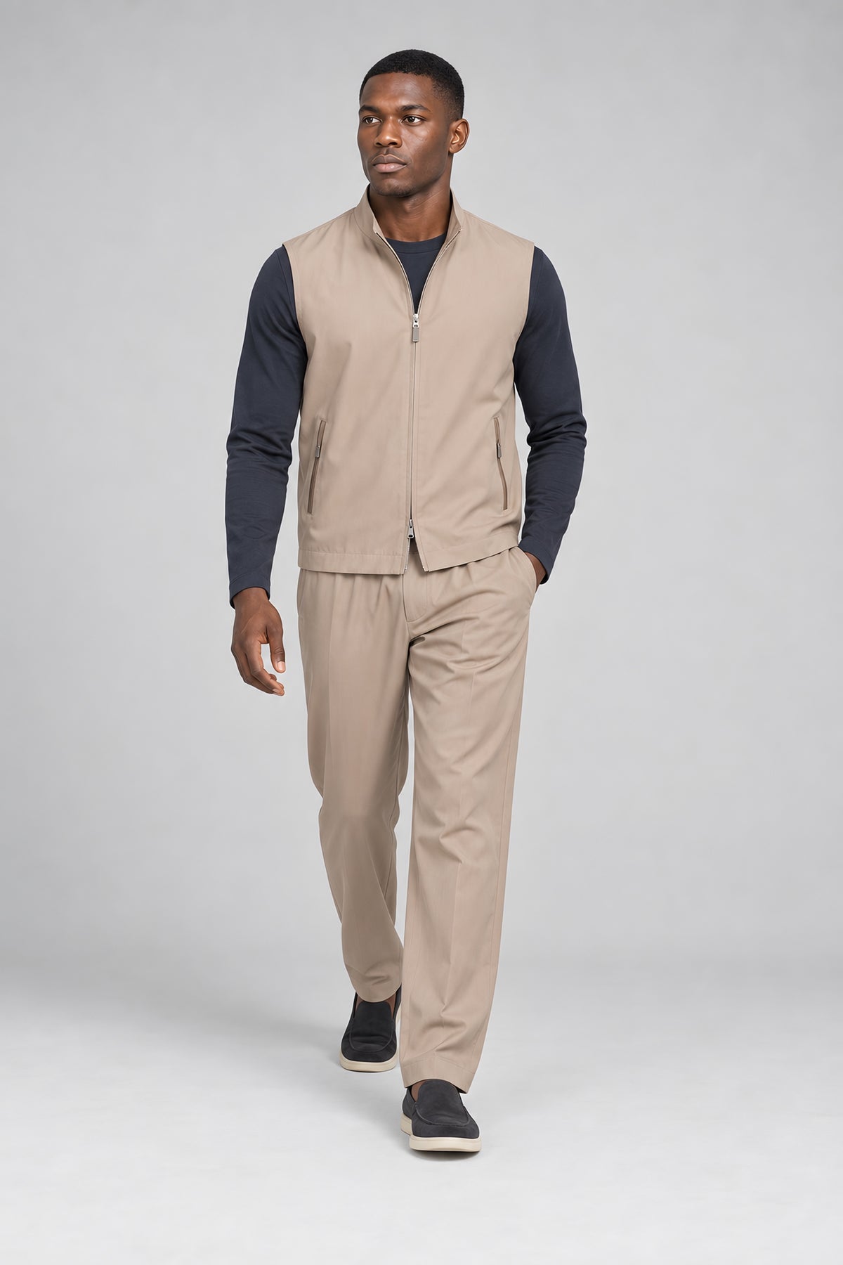 Ensemble gilet et pantalon Assise blé, porté en marche — visuel généré par IA