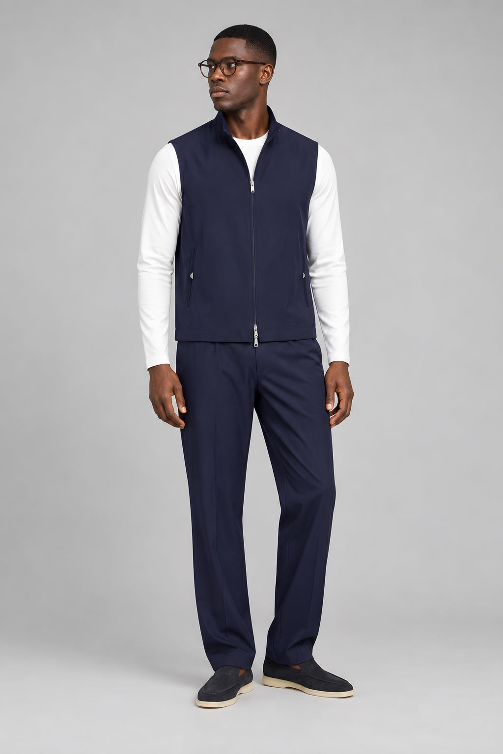 Ensemble gilet et pantalon Assise marine, porté en pied — visuel généré par IA