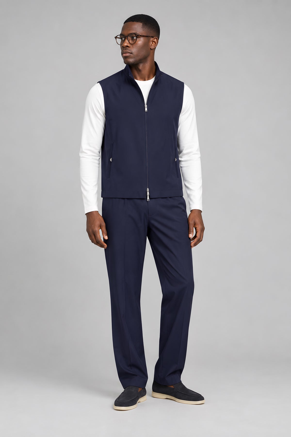 Ensemble gilet et pantalon Assise marine, porté en pied — visuel généré par IA