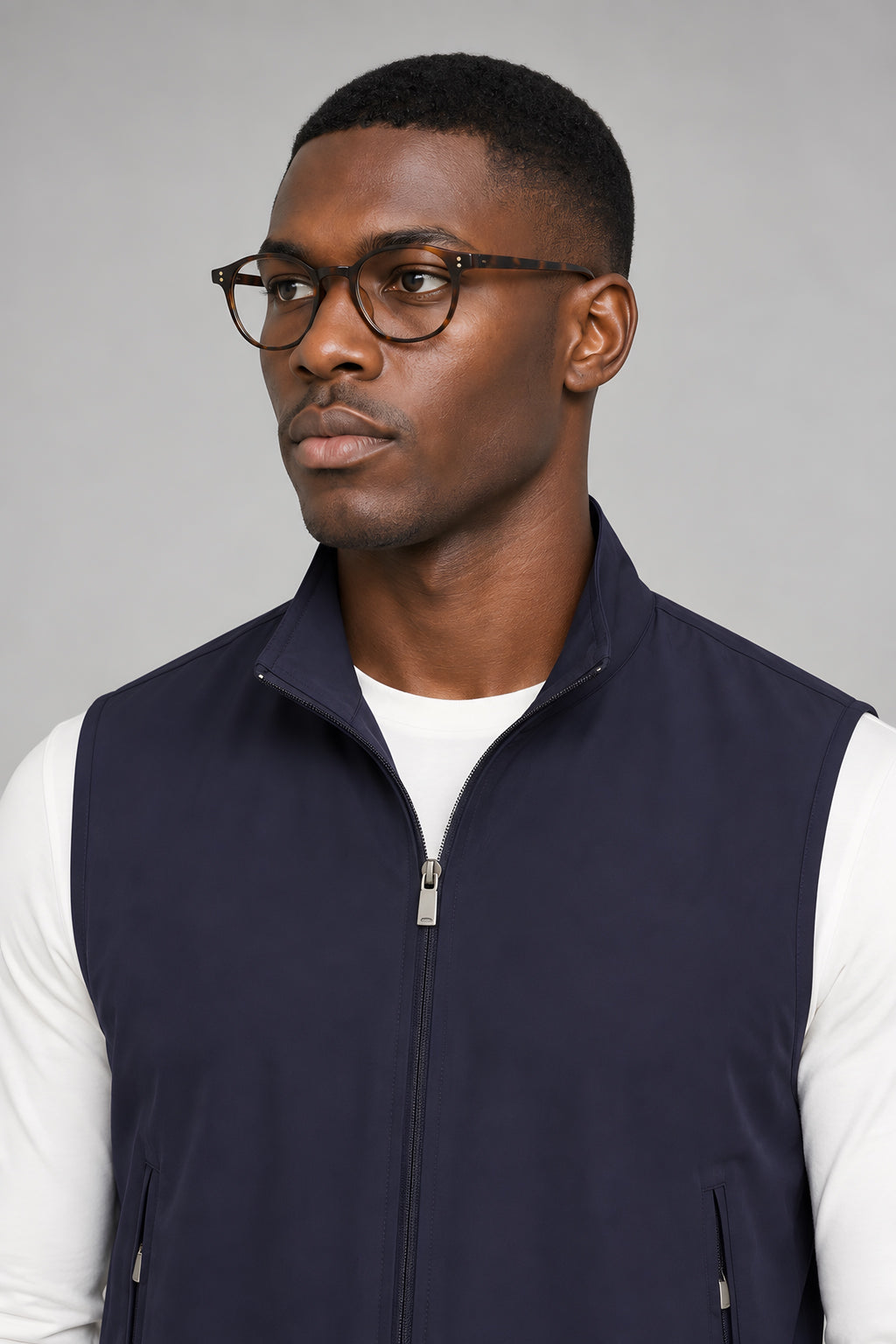 Ensemble gilet et pantalon Assise marine, gros plan col et visage — visuel généré par IA