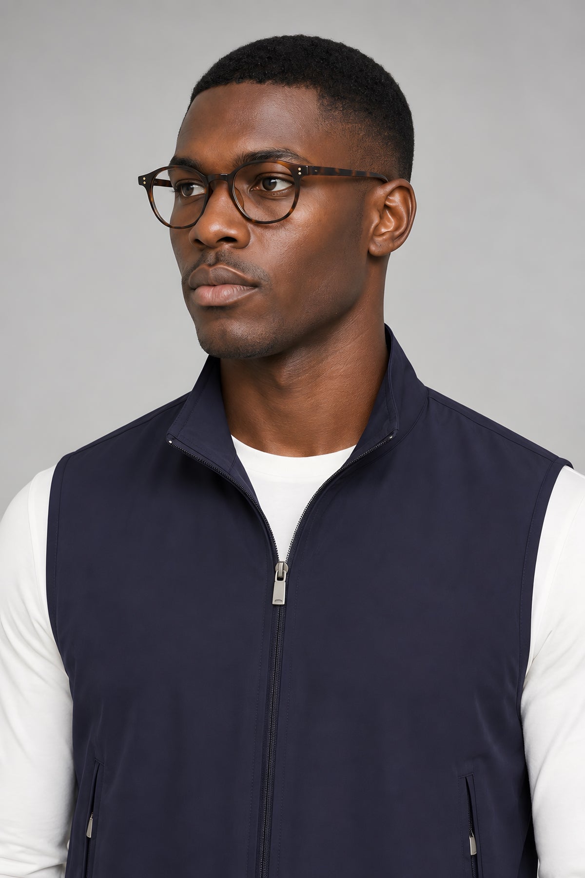 Ensemble gilet et pantalon Assise marine, gros plan col et visage — visuel généré par IA