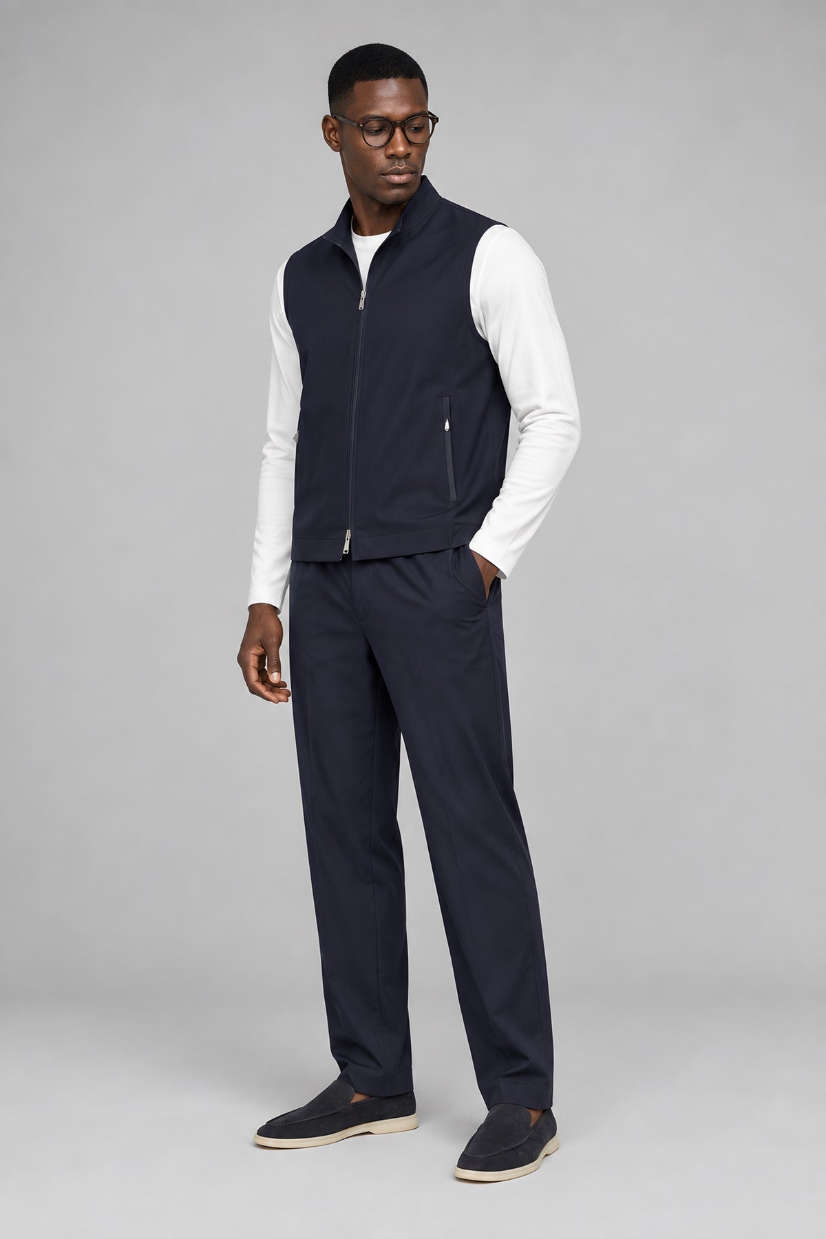 Ensemble gilet et pantalon Assise marine, porté en pied, de trois quarts — visuel généré par IA