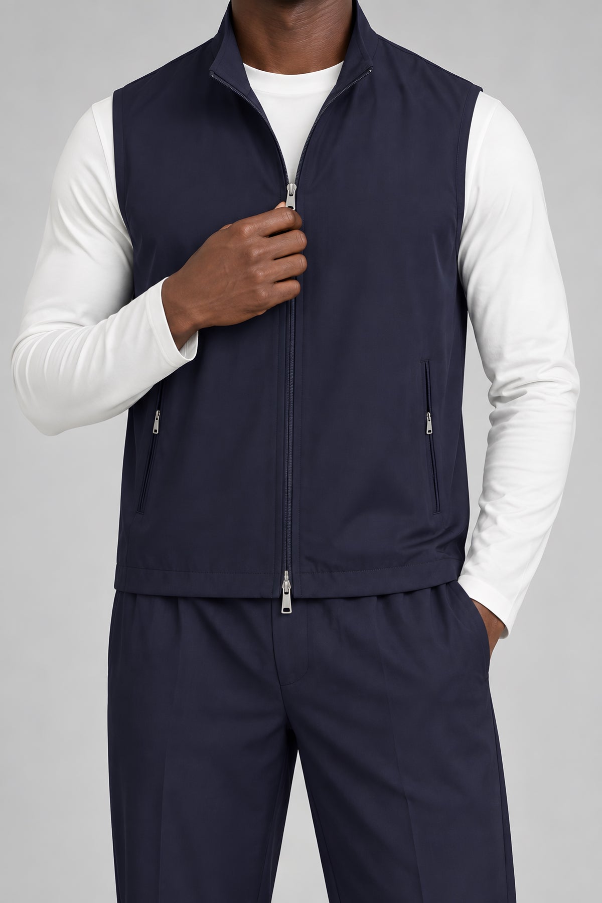 Ensemble gilet et pantalon Assise marine, détail de construction — visuel généré par IA