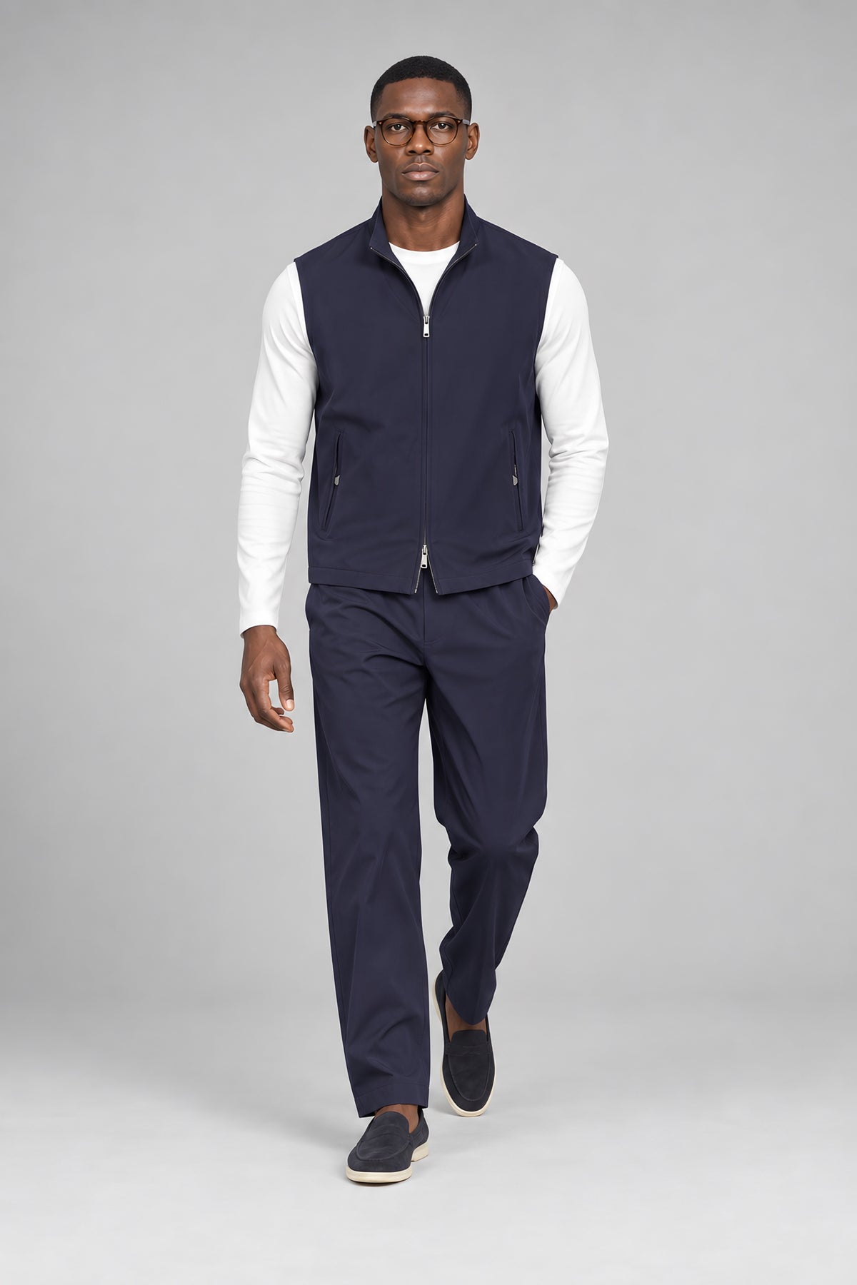 Ensemble gilet et pantalon Assise marine, porté en marche — visuel généré par IA