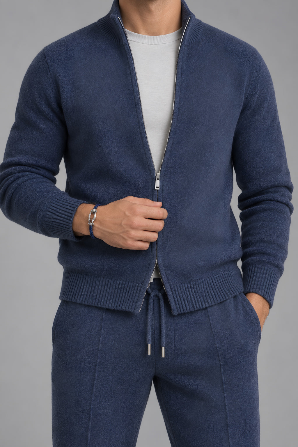 Ensemble maille Travée bleu, détail de construction — visuel généré par IA