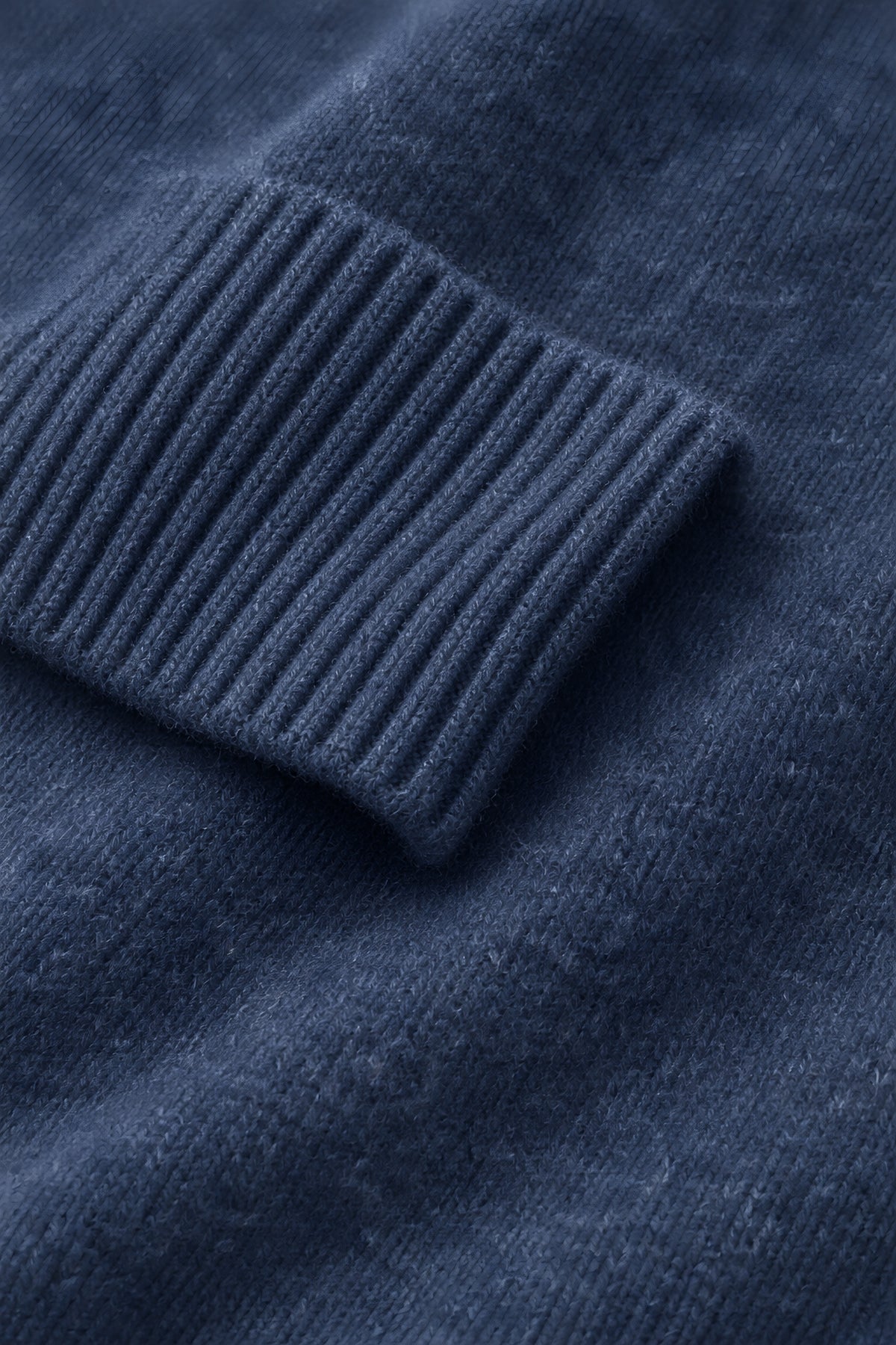 Ensemble maille Travée bleu, macro de la matière — visuel généré par IA