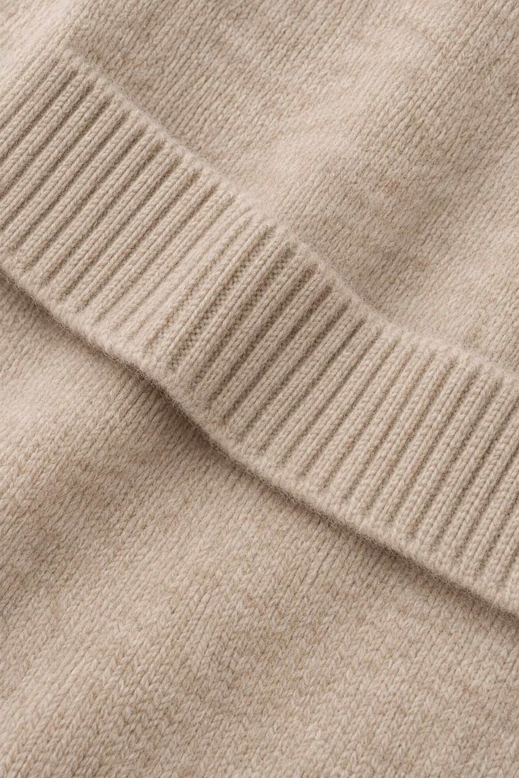 Ensemble maille Travée camel, macro de la matière — visuel généré par IA