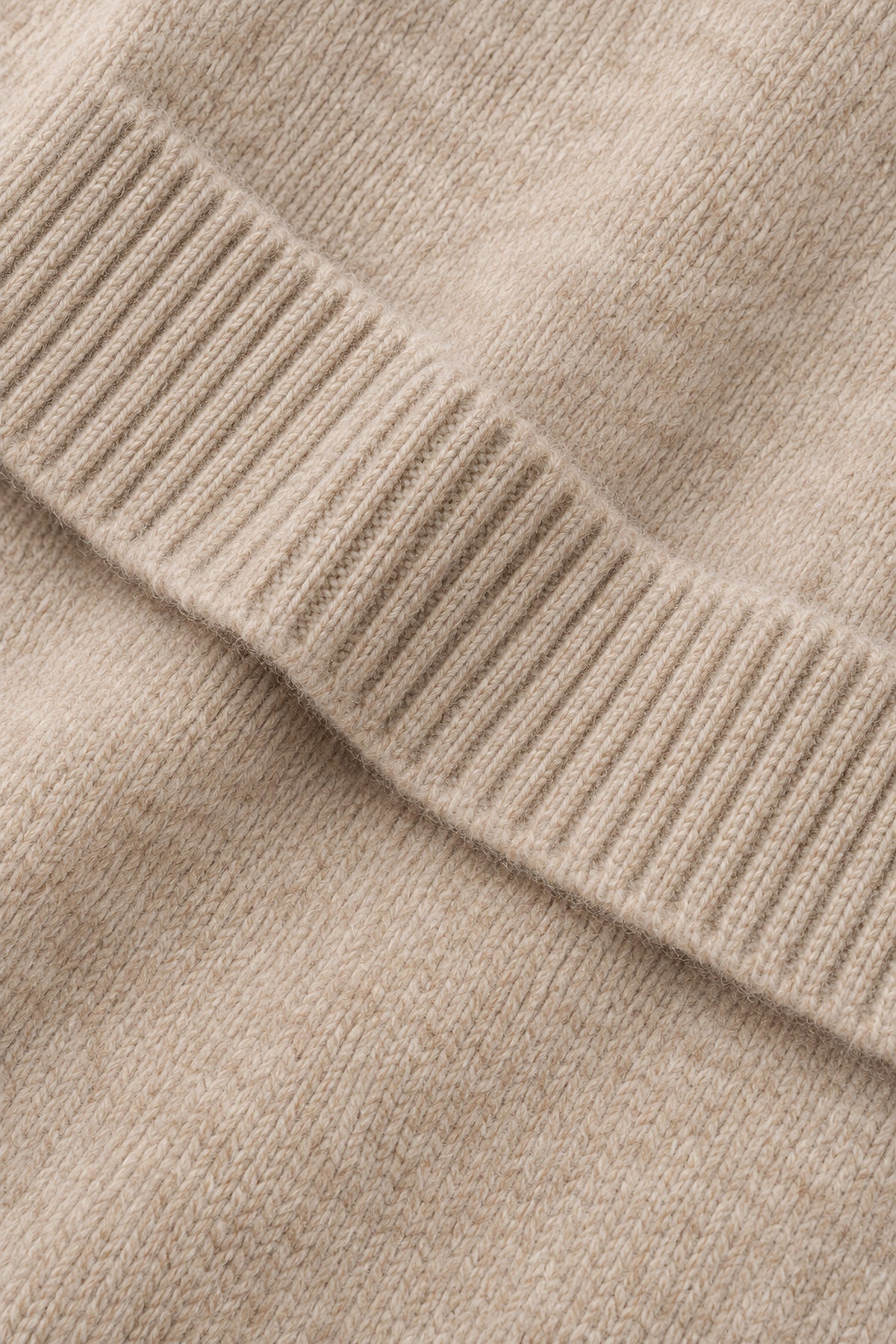 Ensemble maille Travée camel, macro de la matière — visuel généré par IA