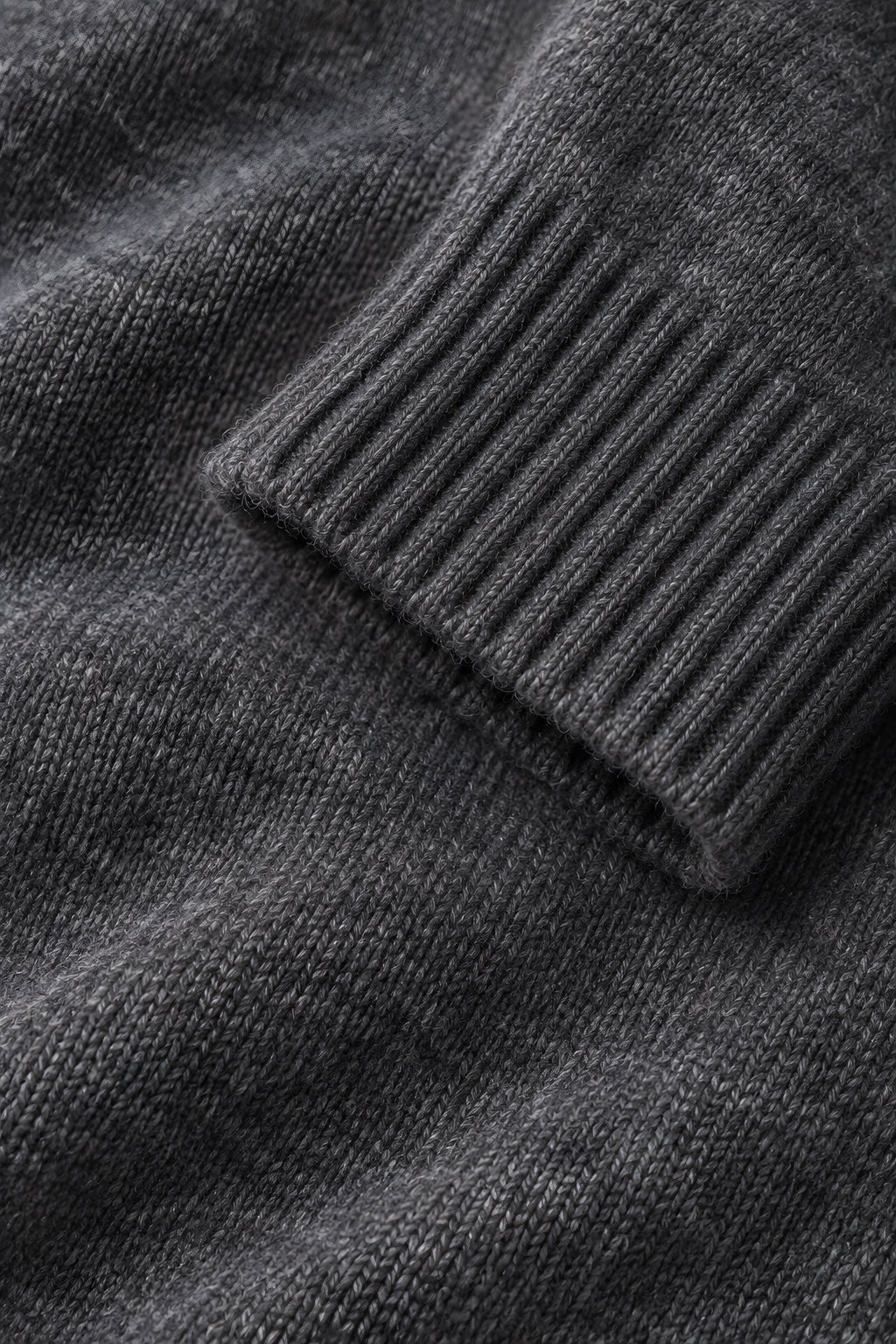 Ensemble maille Travée gris foncé, macro de la matière — visuel généré par IA