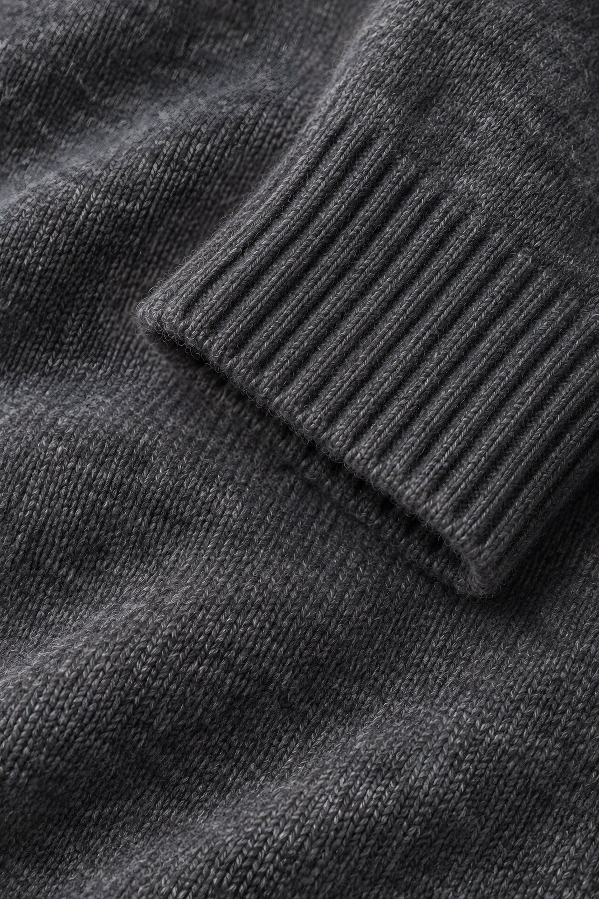 Ensemble maille Travée gris foncé, macro de la matière — visuel généré par IA