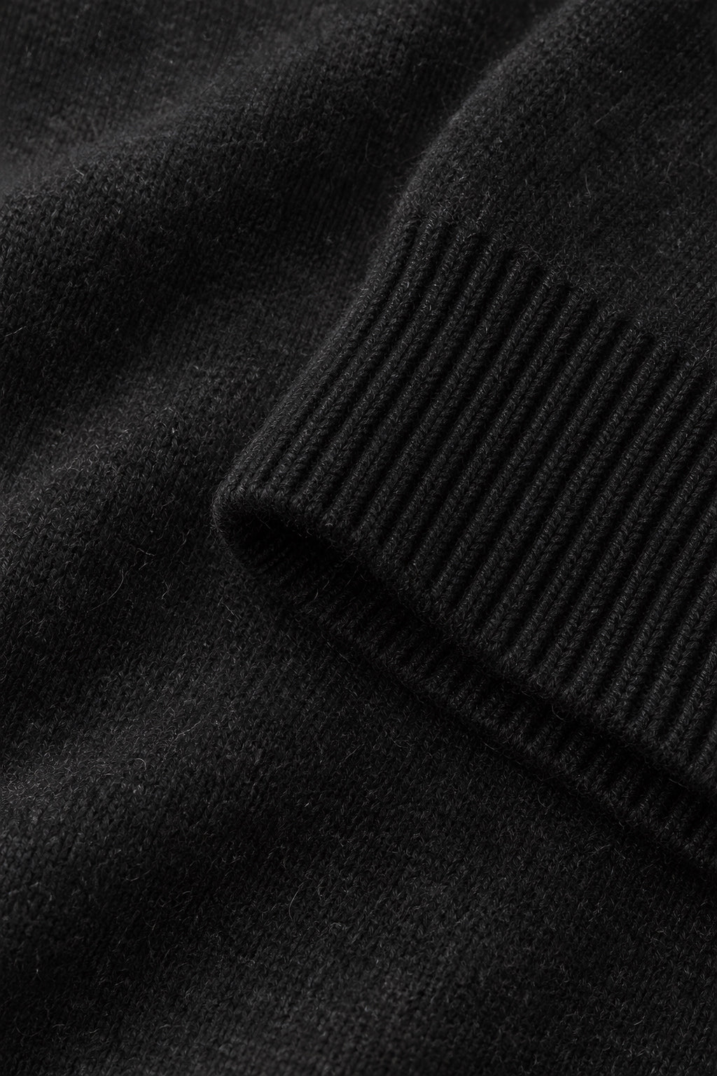 Ensemble maille Travée noir, macro de la matière — visuel généré par IA