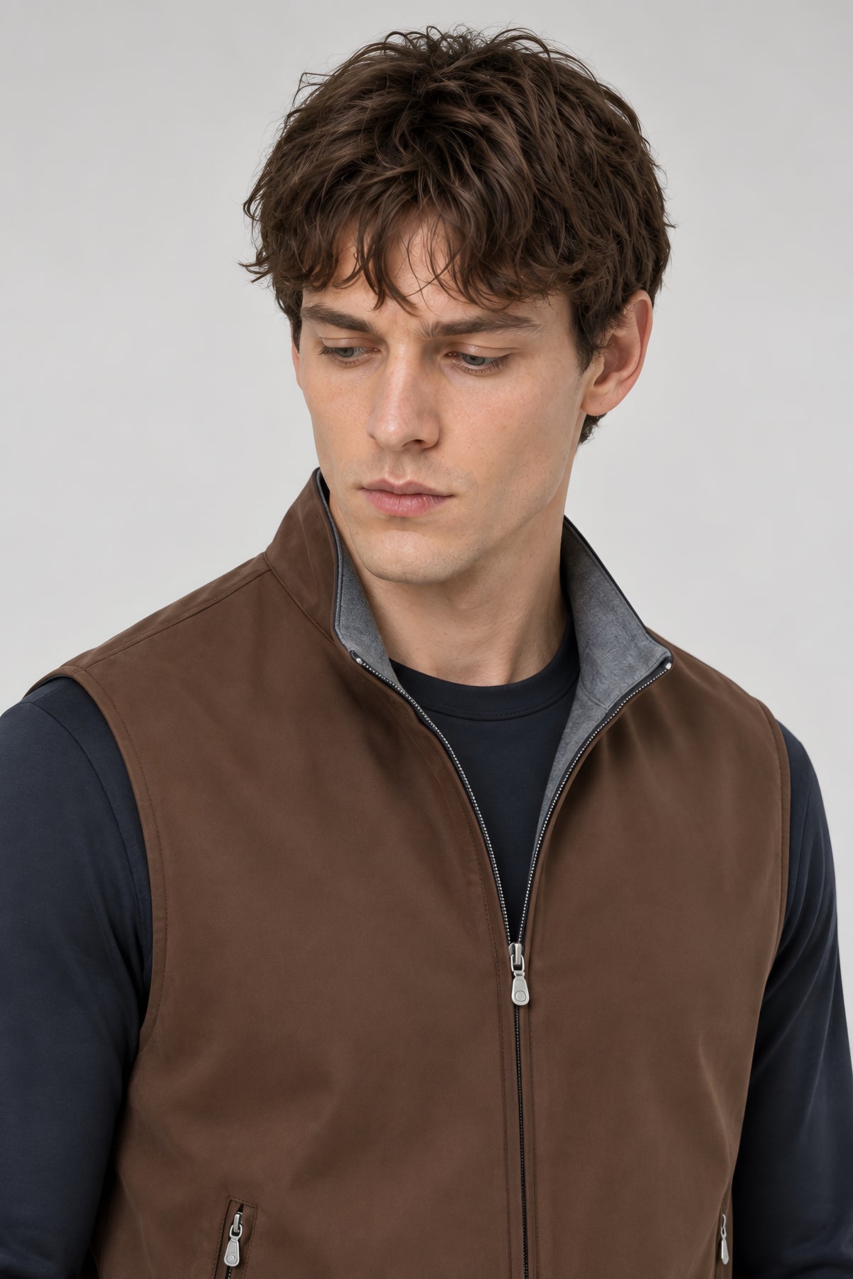 Gilet réversible Refend marron et gris, gros plan col et visage — visuel généré par IA