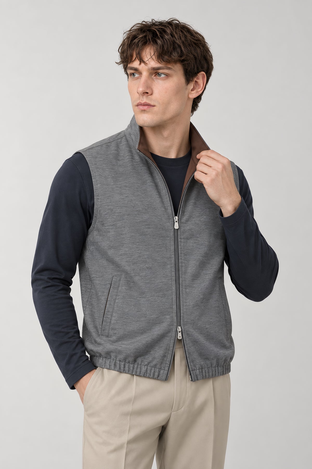 Gilet réversible Refend marron et gris, porté cadré à la taille — visuel généré par IA