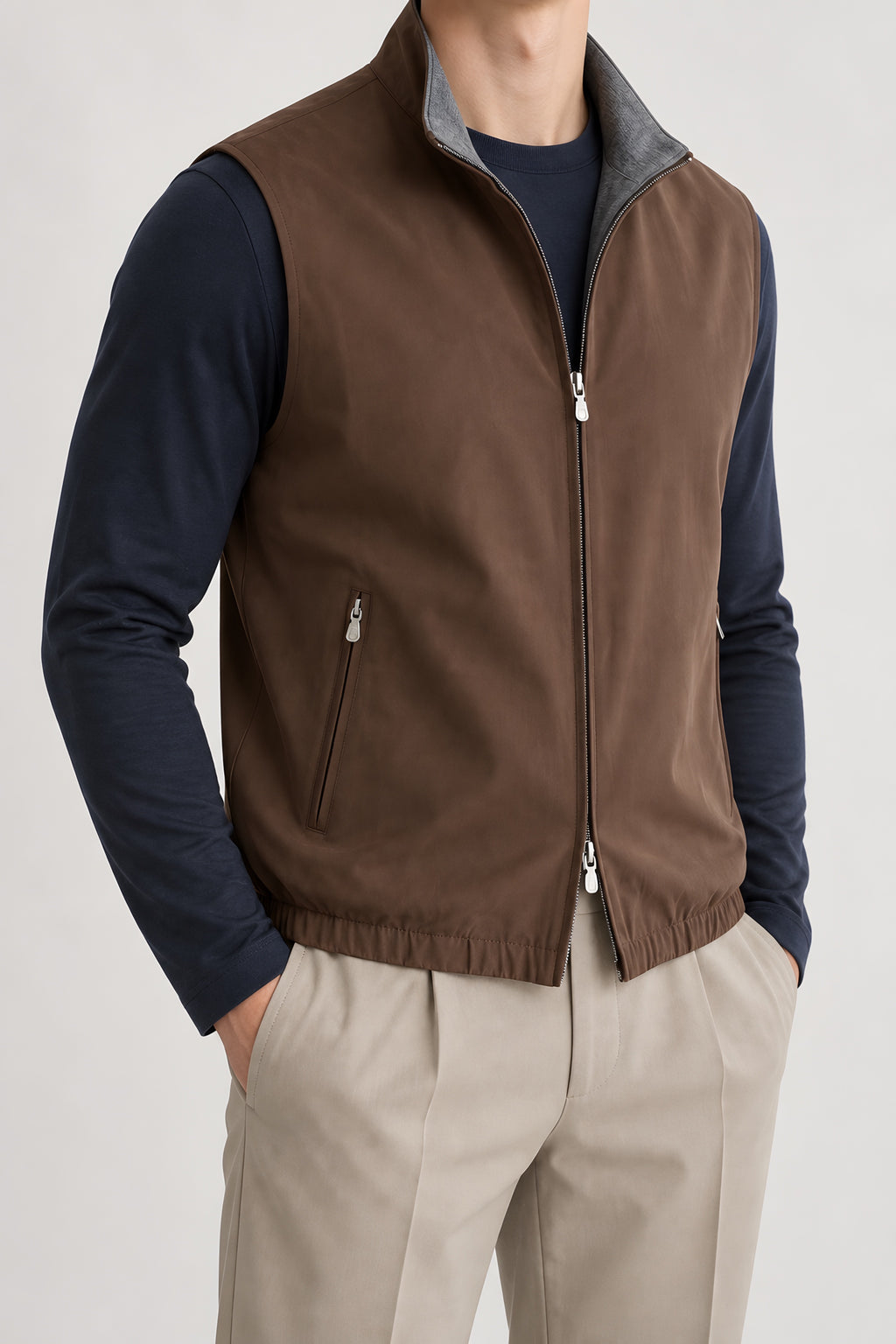Gilet réversible Refend marron et gris, détail de construction — visuel généré par IA