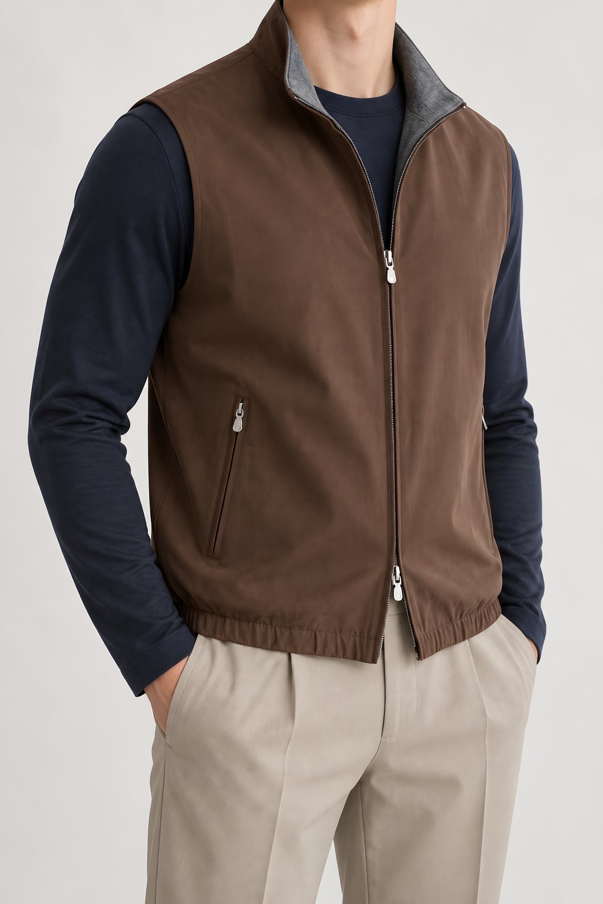 Gilet réversible Refend marron et gris, détail de construction — visuel généré par IA