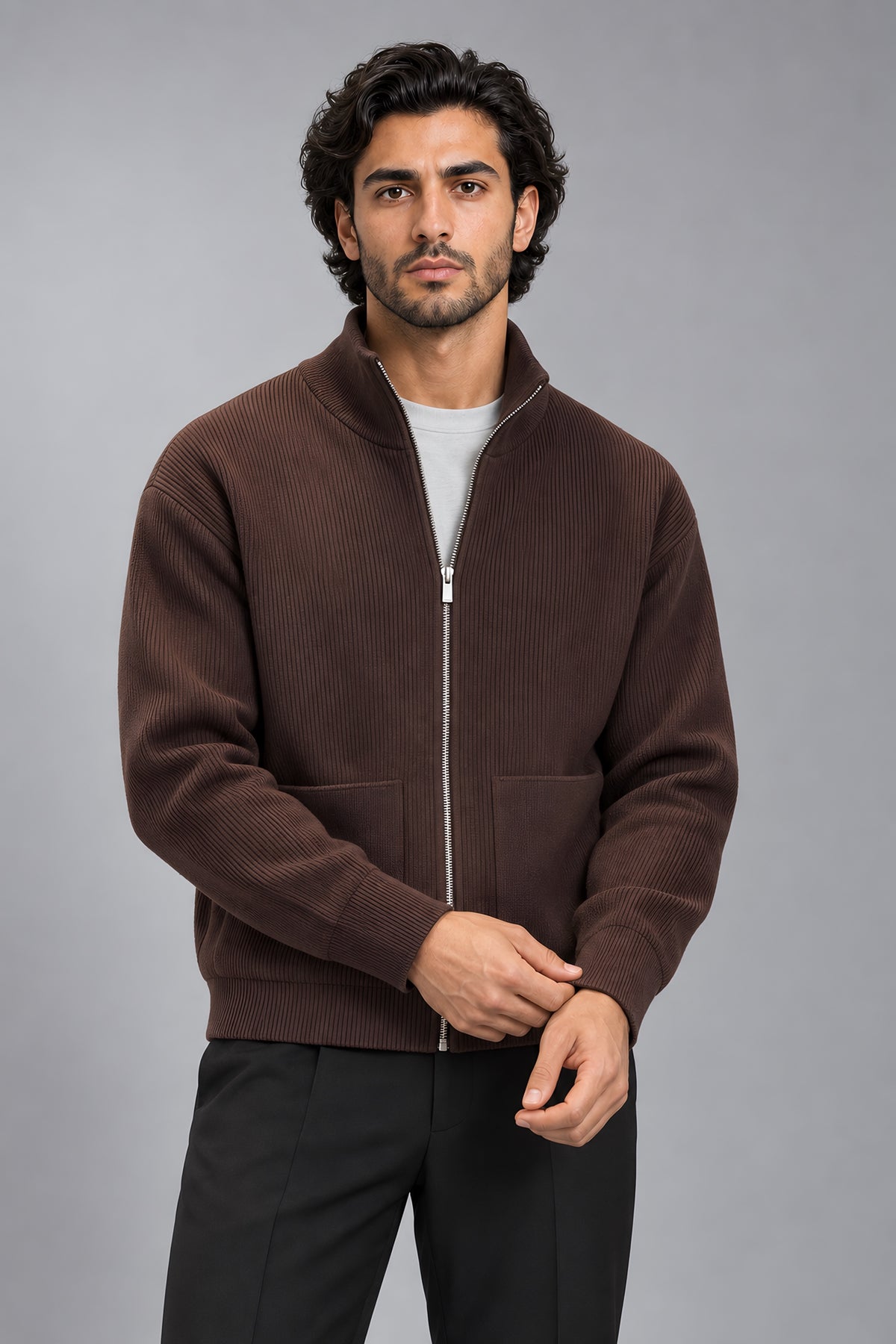 Maille zippée Corniche marron, porté cadré à la taille — visuel généré par IA