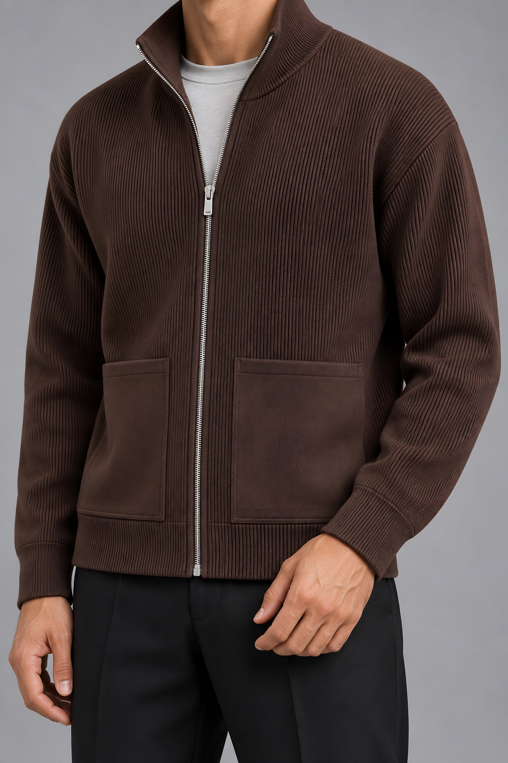 Maille zippée Corniche marron, détail de construction — visuel généré par IA