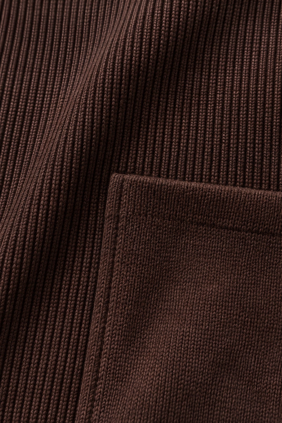 Maille zippée Corniche marron, macro de la matière — visuel généré par IA