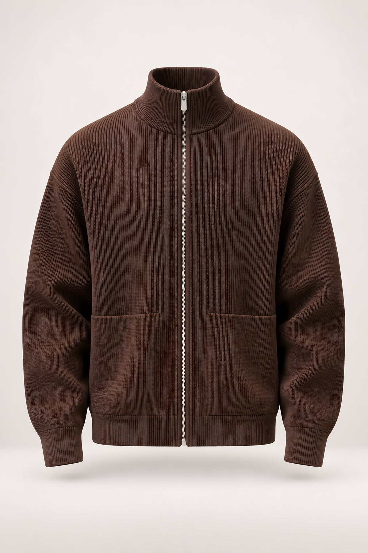 Maille zippée Corniche marron, vêtement seul — visuel généré par IA