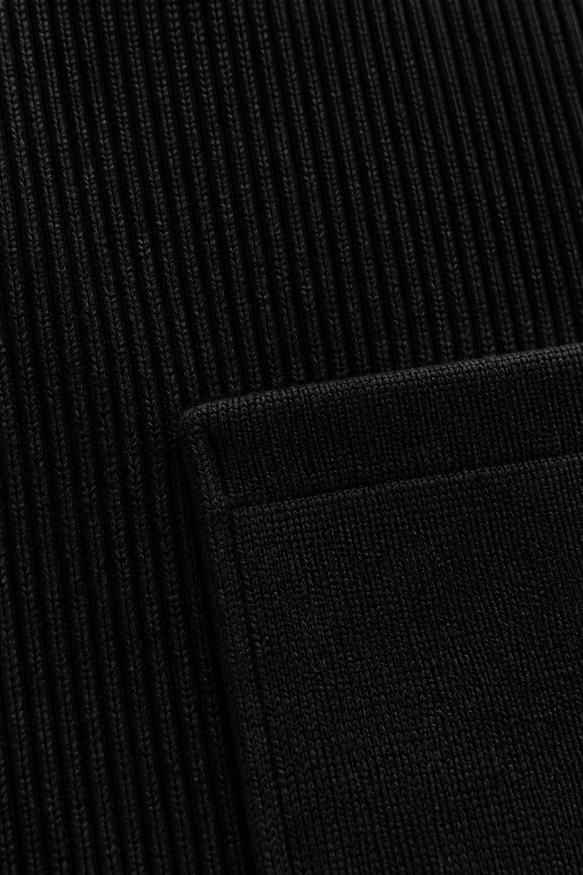 Maille zippée Corniche noir, macro de la matière — visuel généré par IA