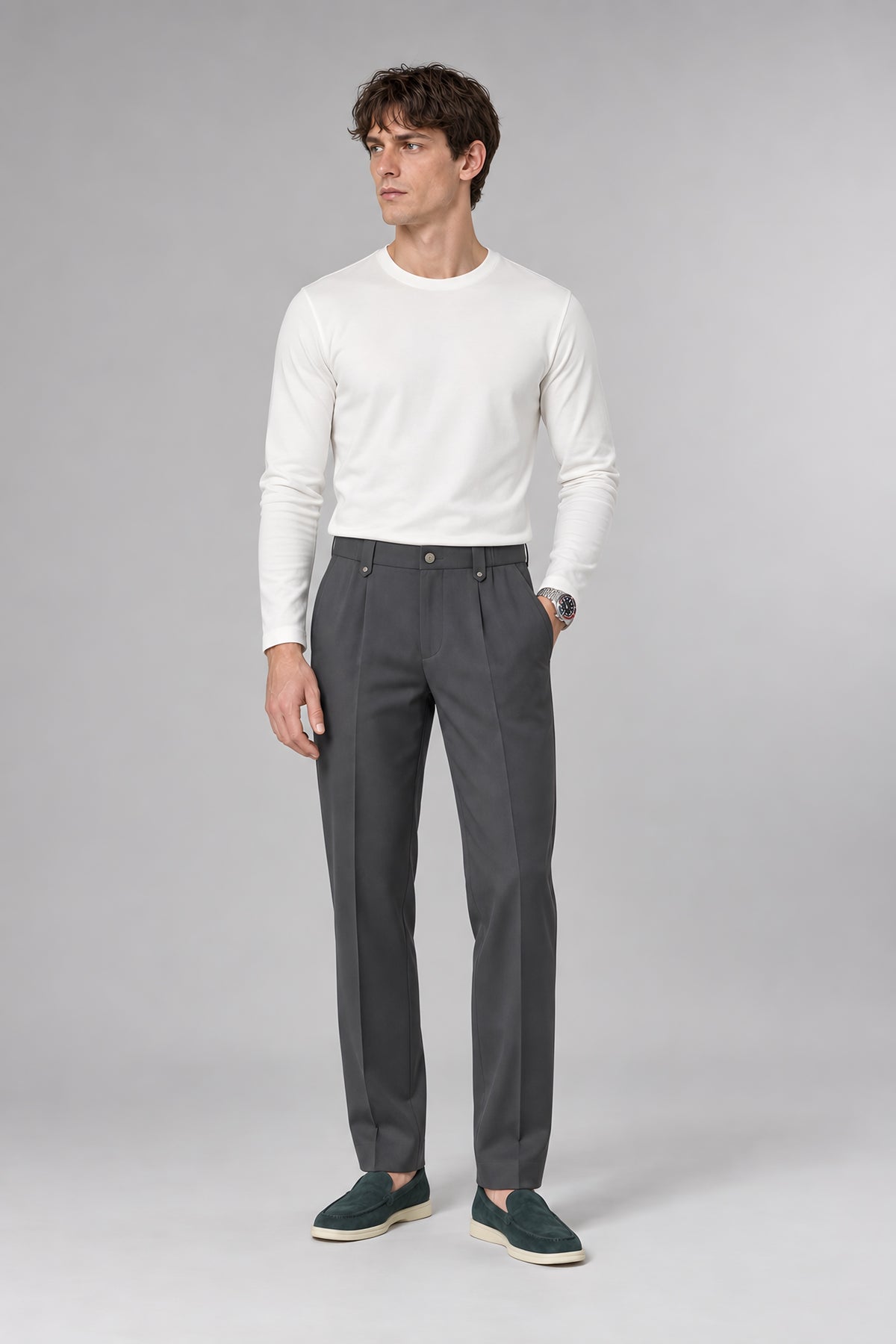 Pantalon droit Appui gris foncé, porté en pied — visuel généré par IA