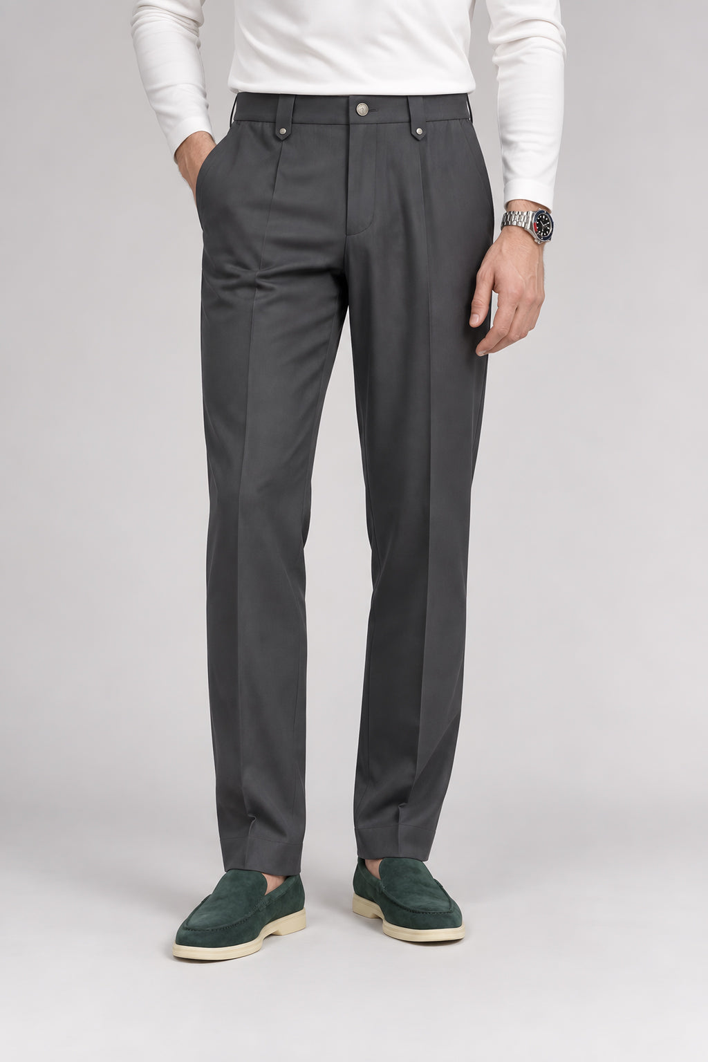 Pantalon droit Appui gris foncé, gros plan de la taille aux chaussures — visuel généré par IA