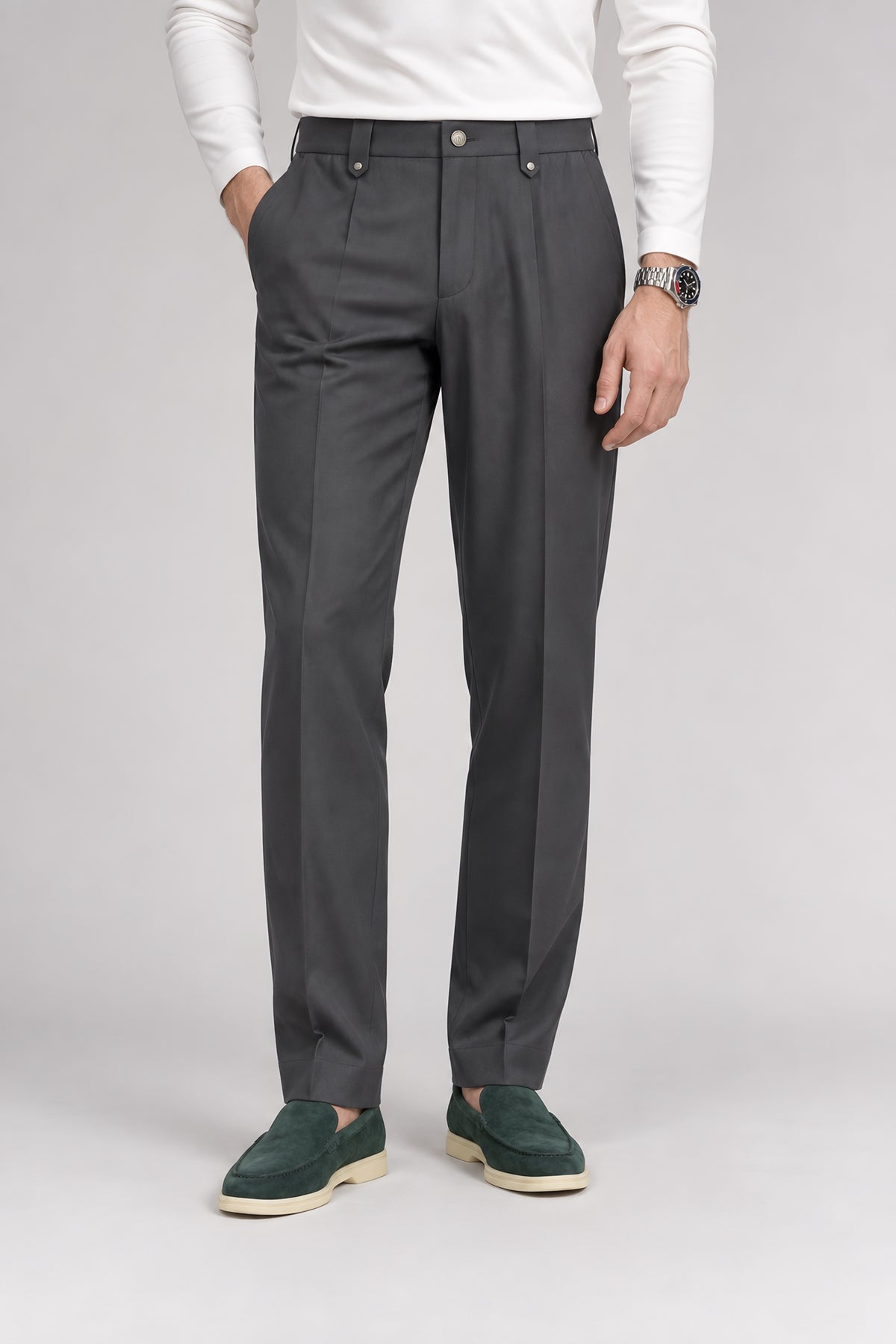 Pantalon droit Appui gris foncé, gros plan de la taille aux chaussures — visuel généré par IA