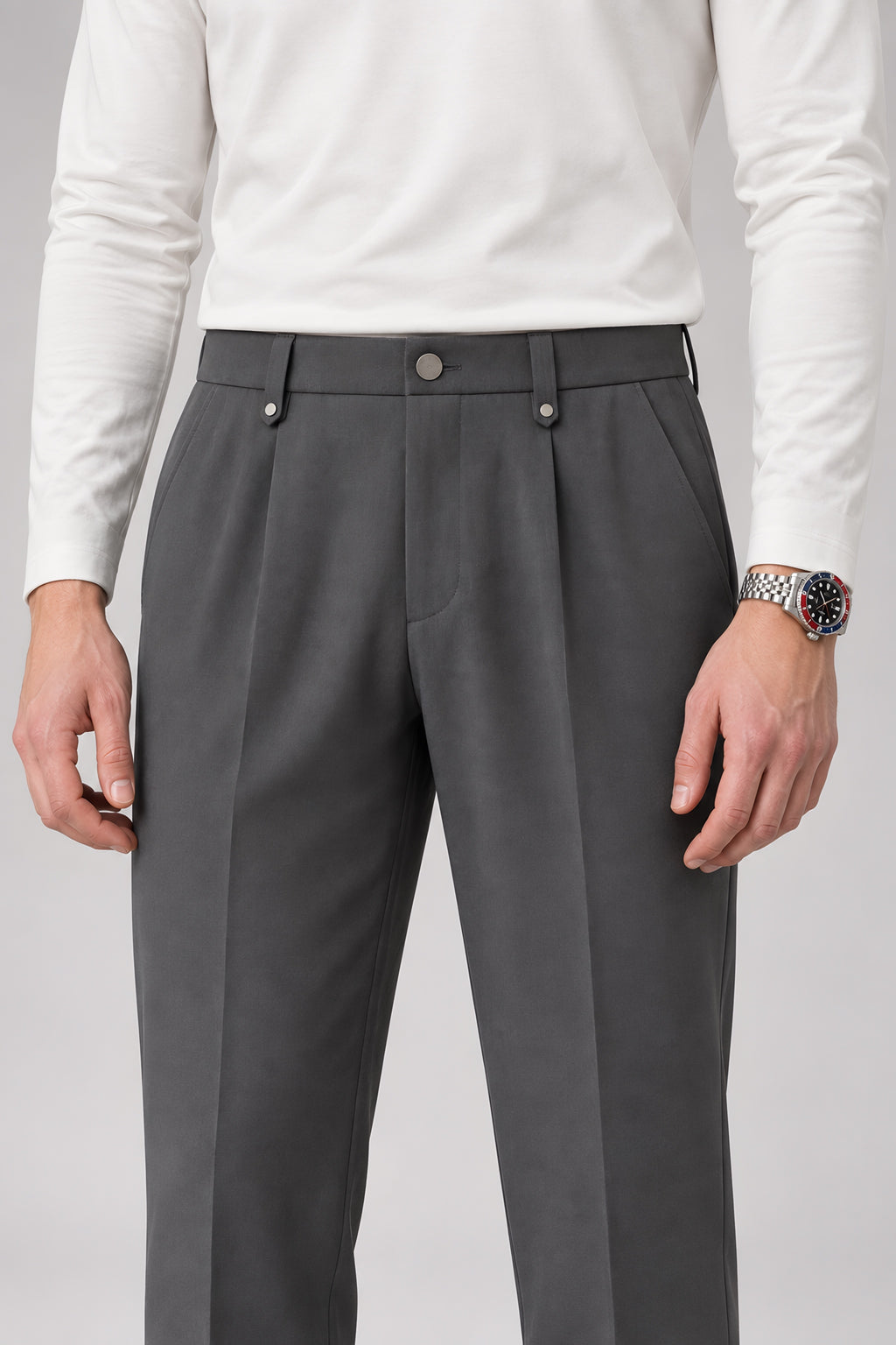 Pantalon droit Appui gris foncé, détail de la ceinture — visuel généré par IA