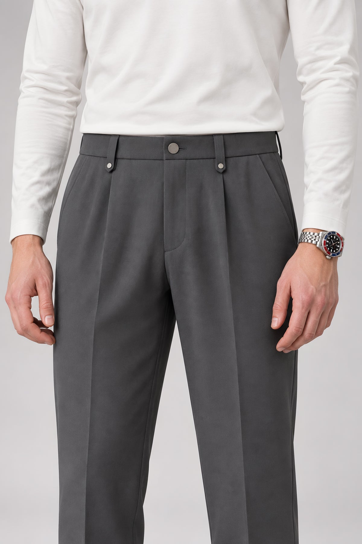 Pantalon droit Appui gris foncé, détail de la ceinture — visuel généré par IA